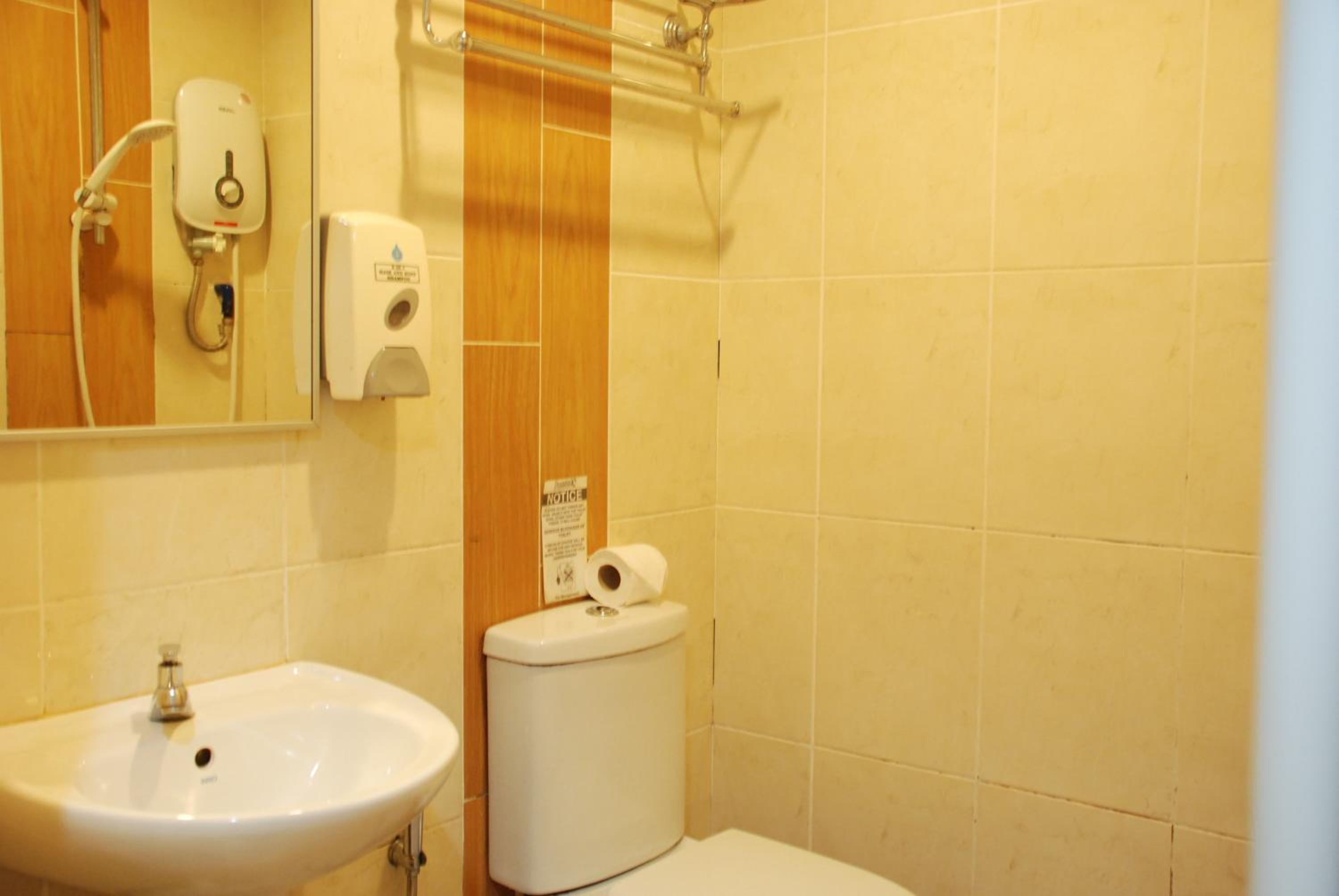 Budget Twin Room (No Window) photo 3