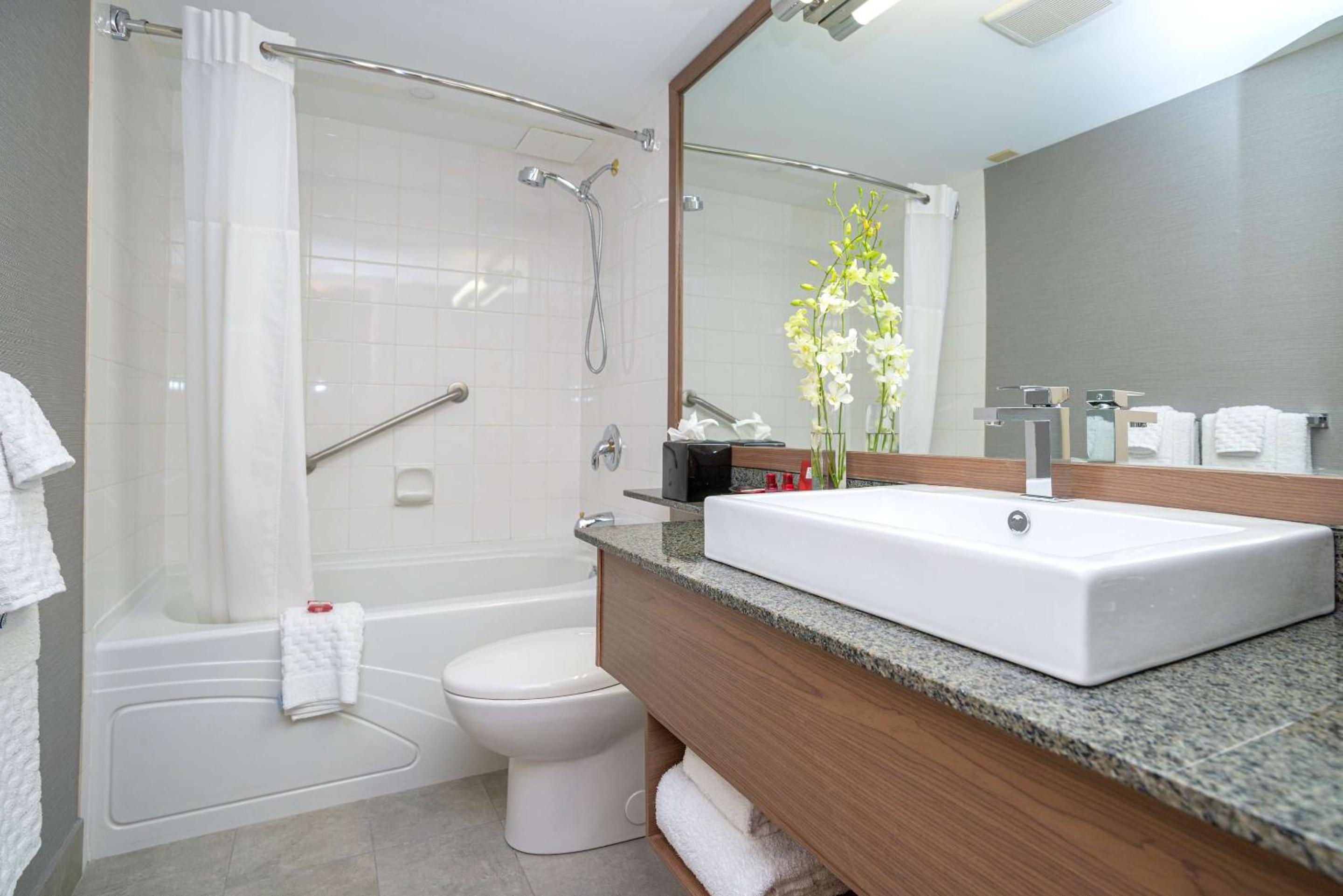 Superior Room, 1 King Bed, Non Smoking, Balcony - Photo 4