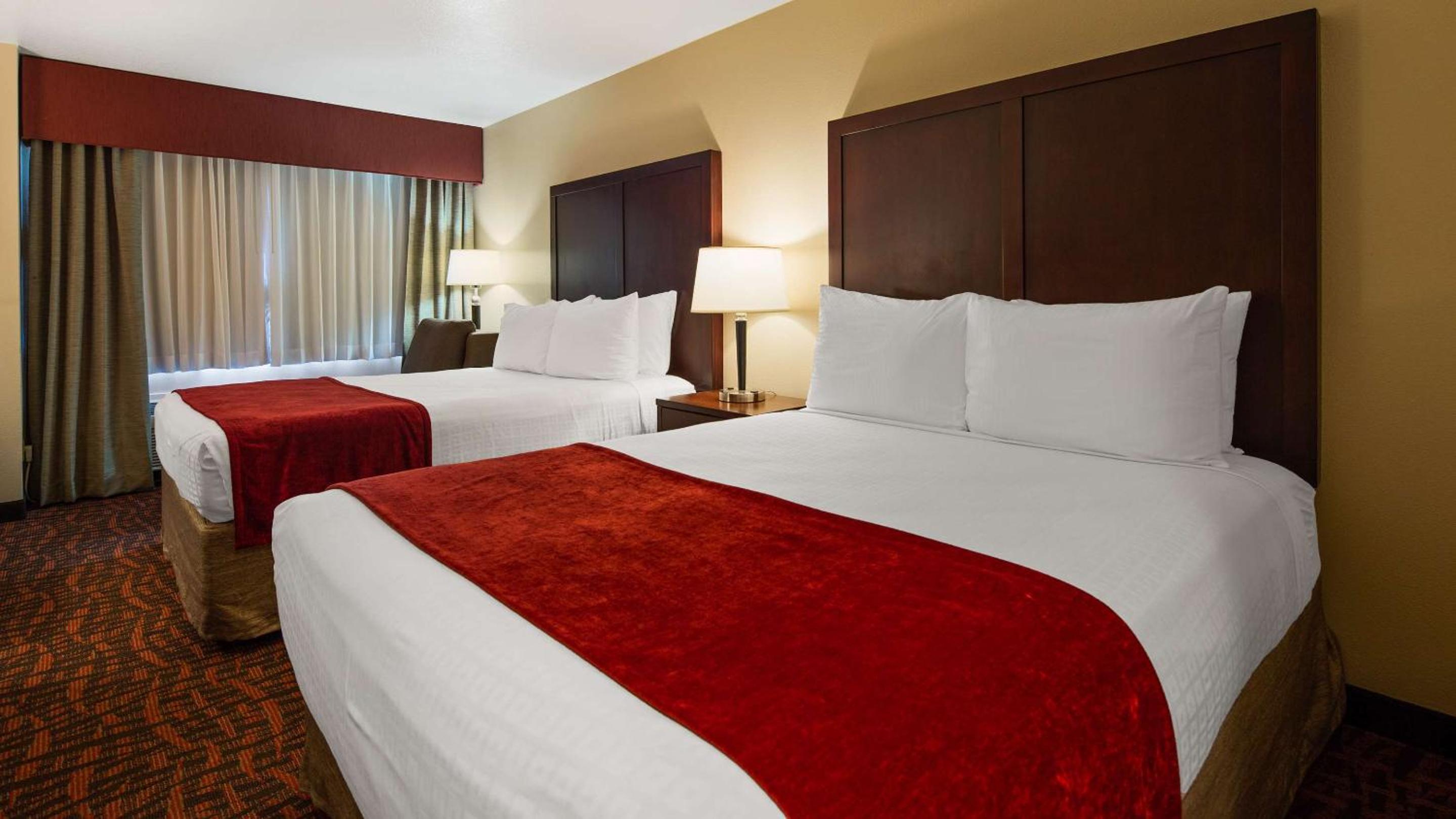 Queen Room with Two Queen Beds - Photo 9