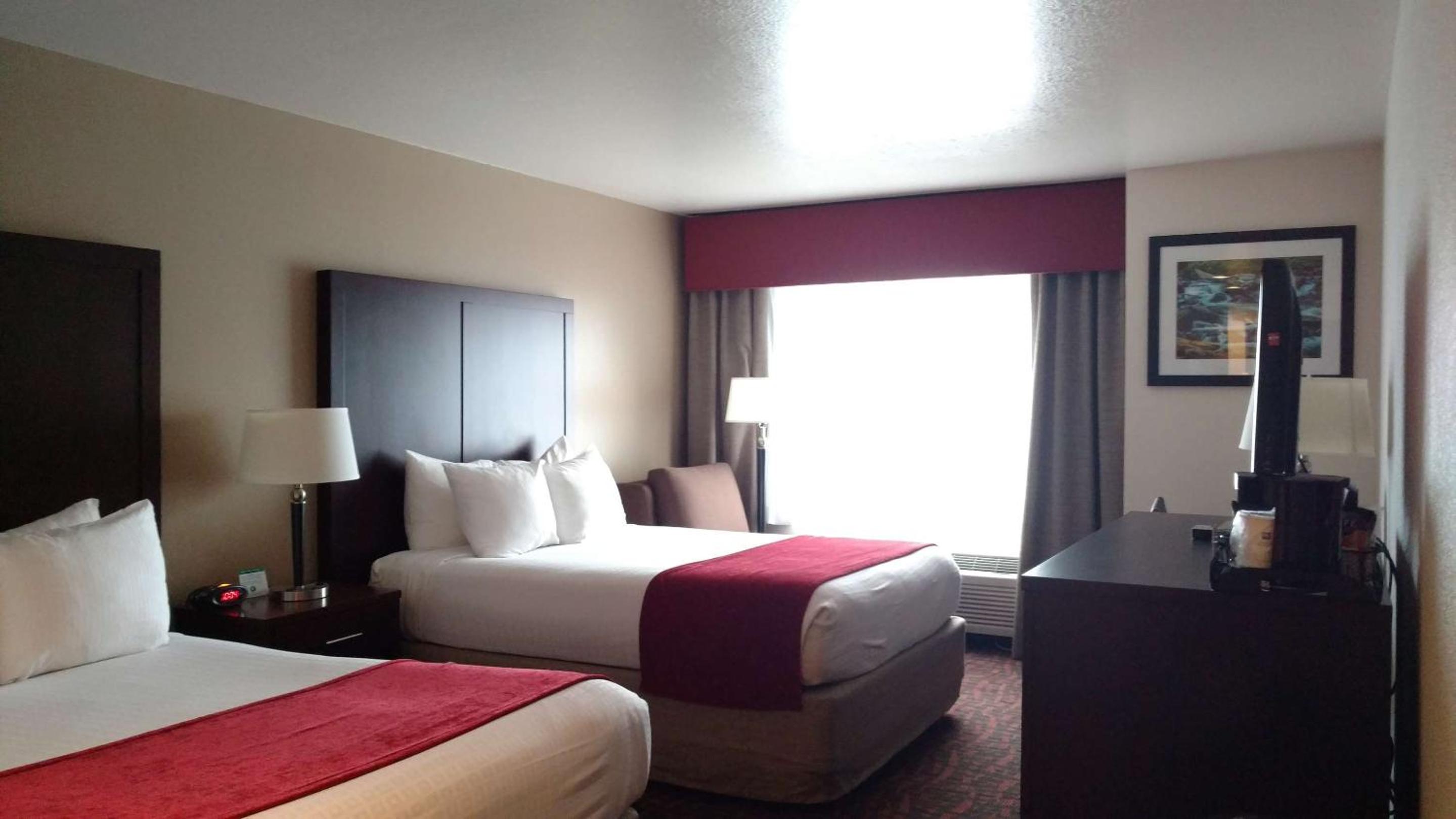 Queen Room with Two Queen Beds - Photo 8