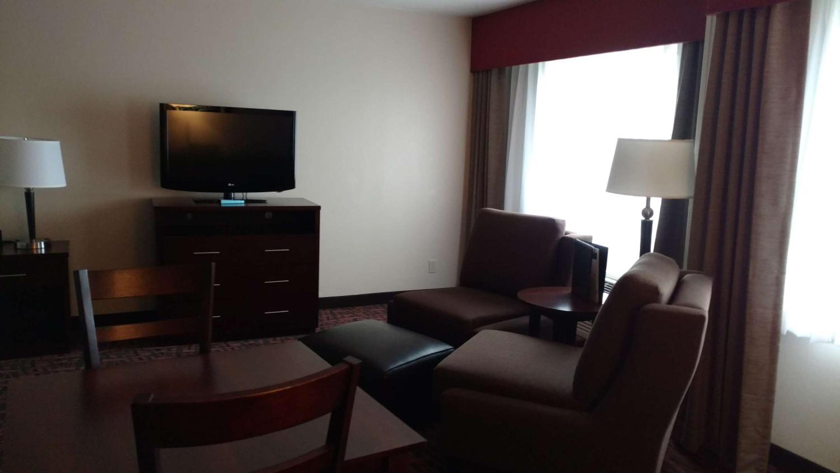 King Suite - Non-Smoking - Photo 9