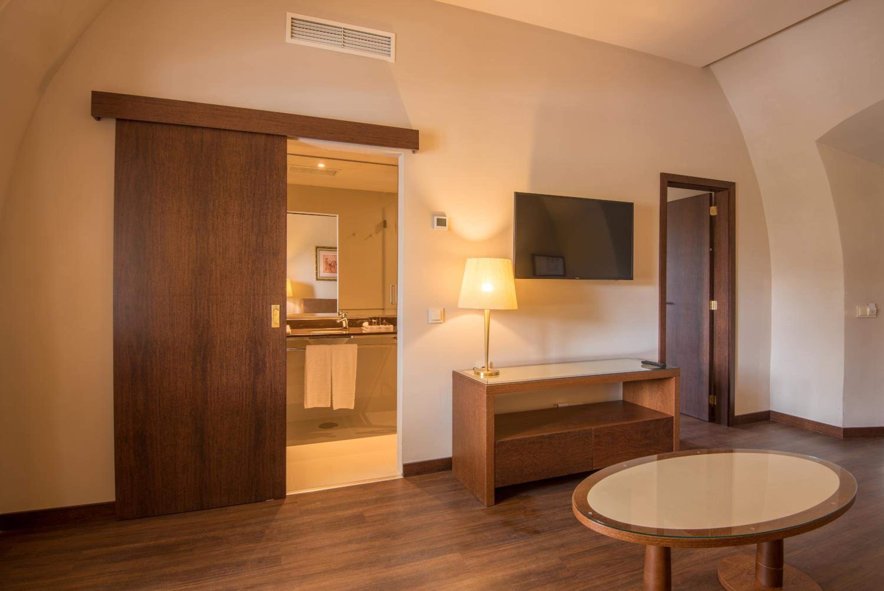 Suite - Main Building - Photo 1