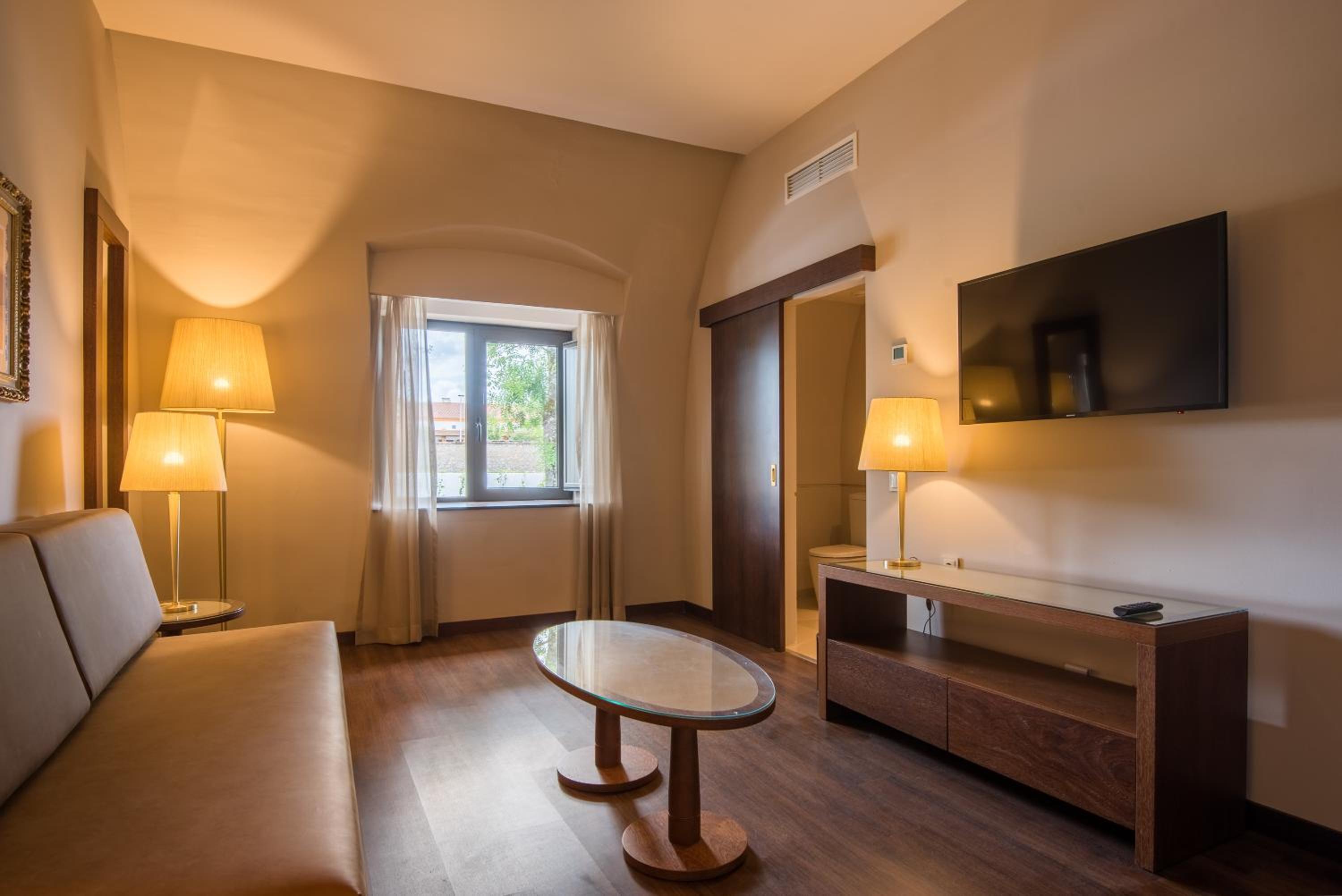 Suite - Main Building - Photo 4