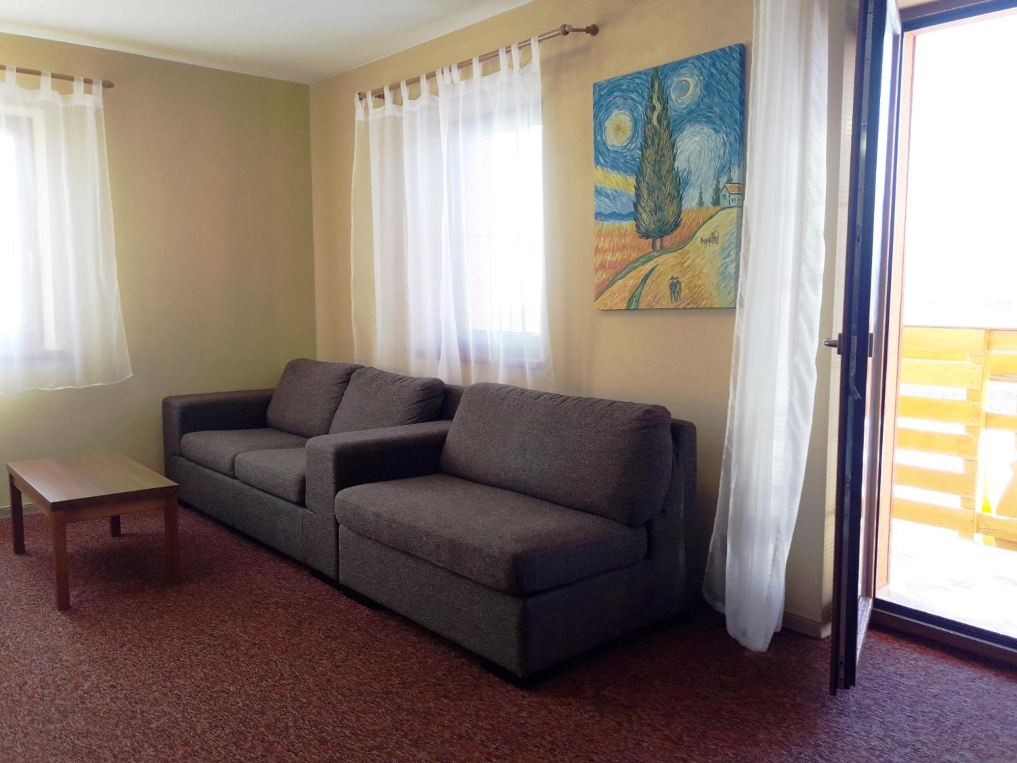 One-Bedroom Apartment photo 1