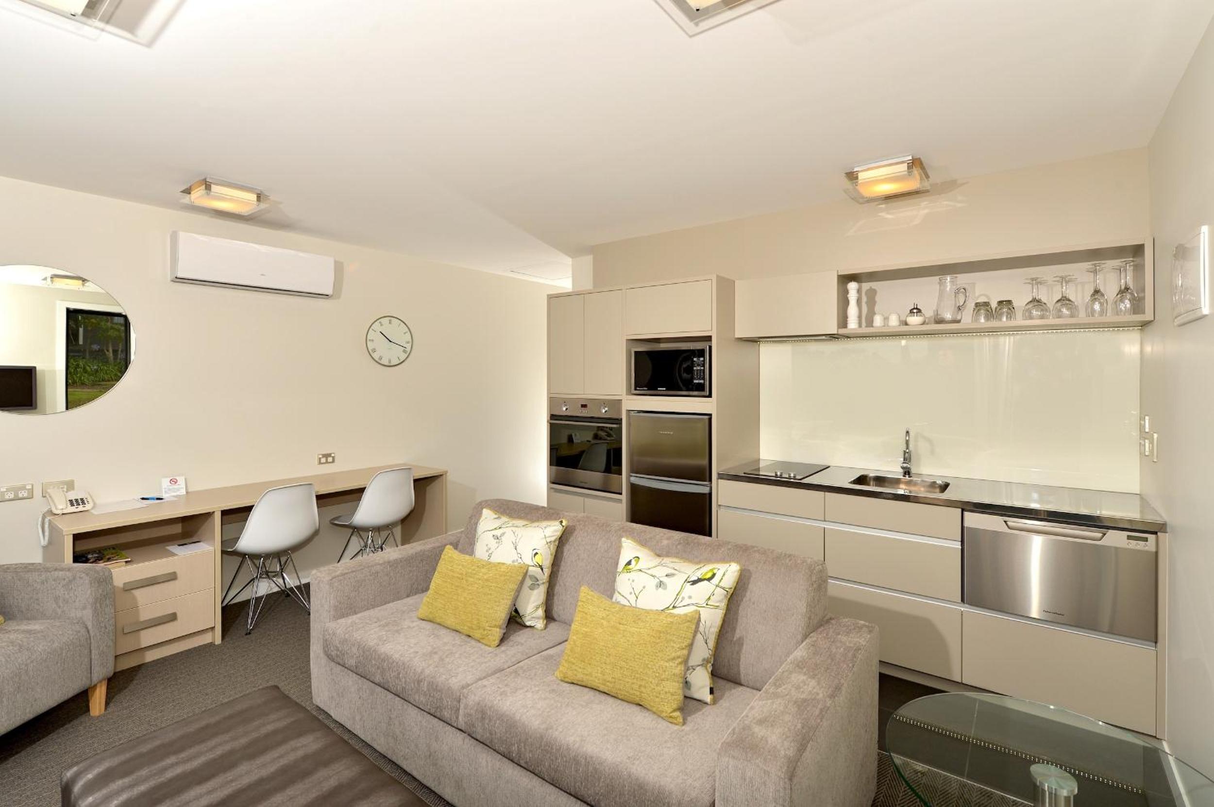 Executive One-Bedroom Apartment - Photo 4