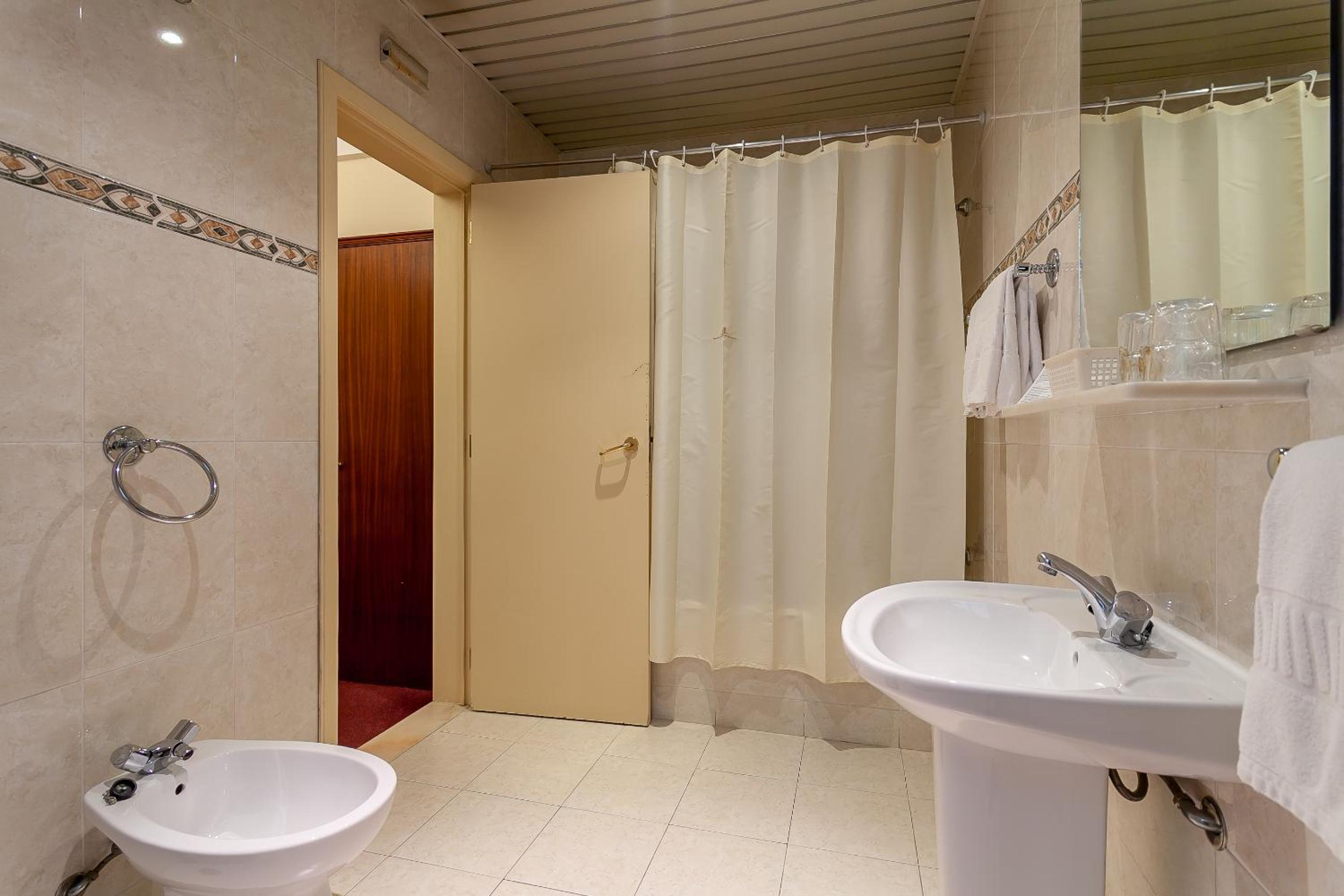 Twin Room with Extra Bed (2 Adults + 1 Child up to 12 years old) photo 3