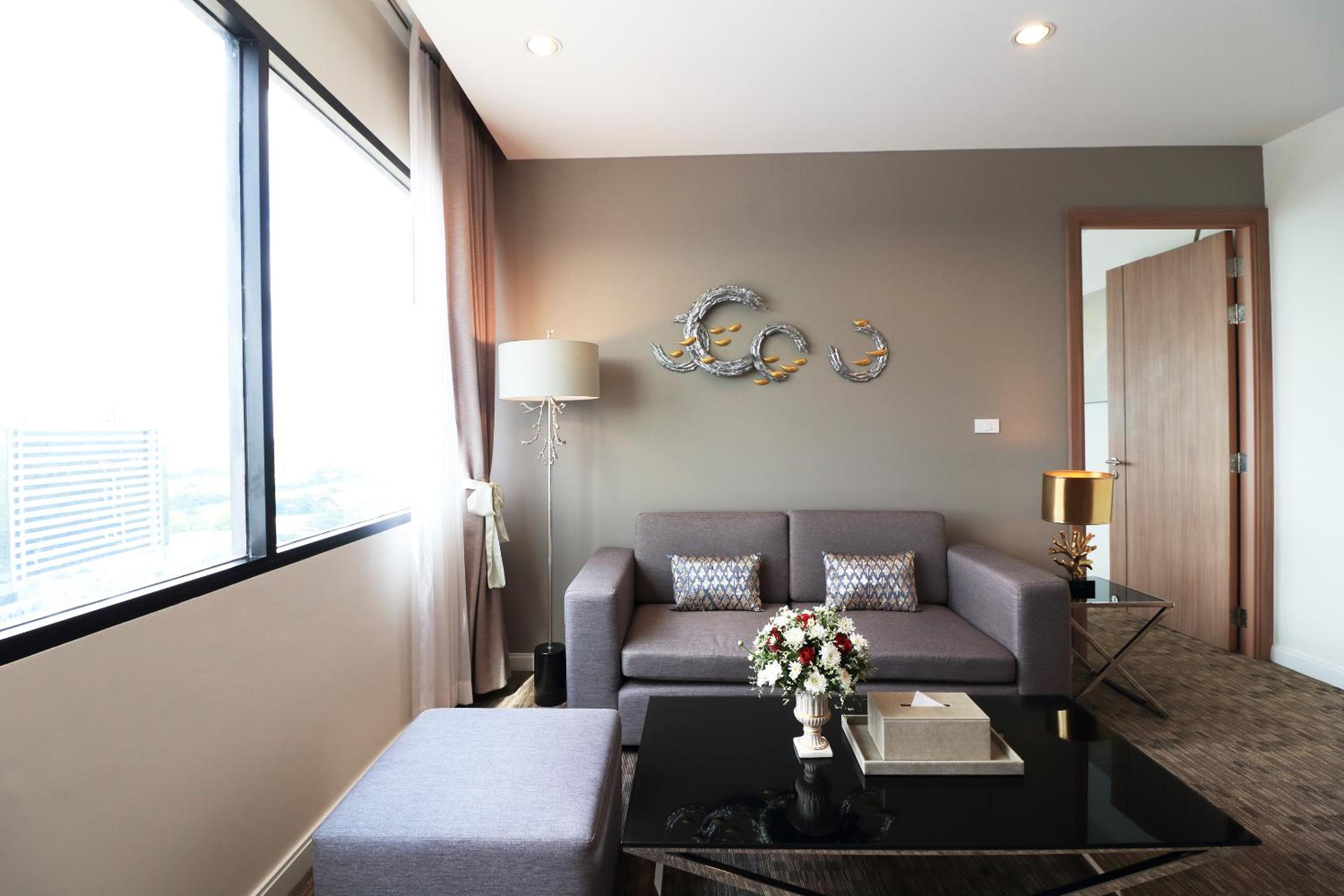 Executive Suite - Photo 17