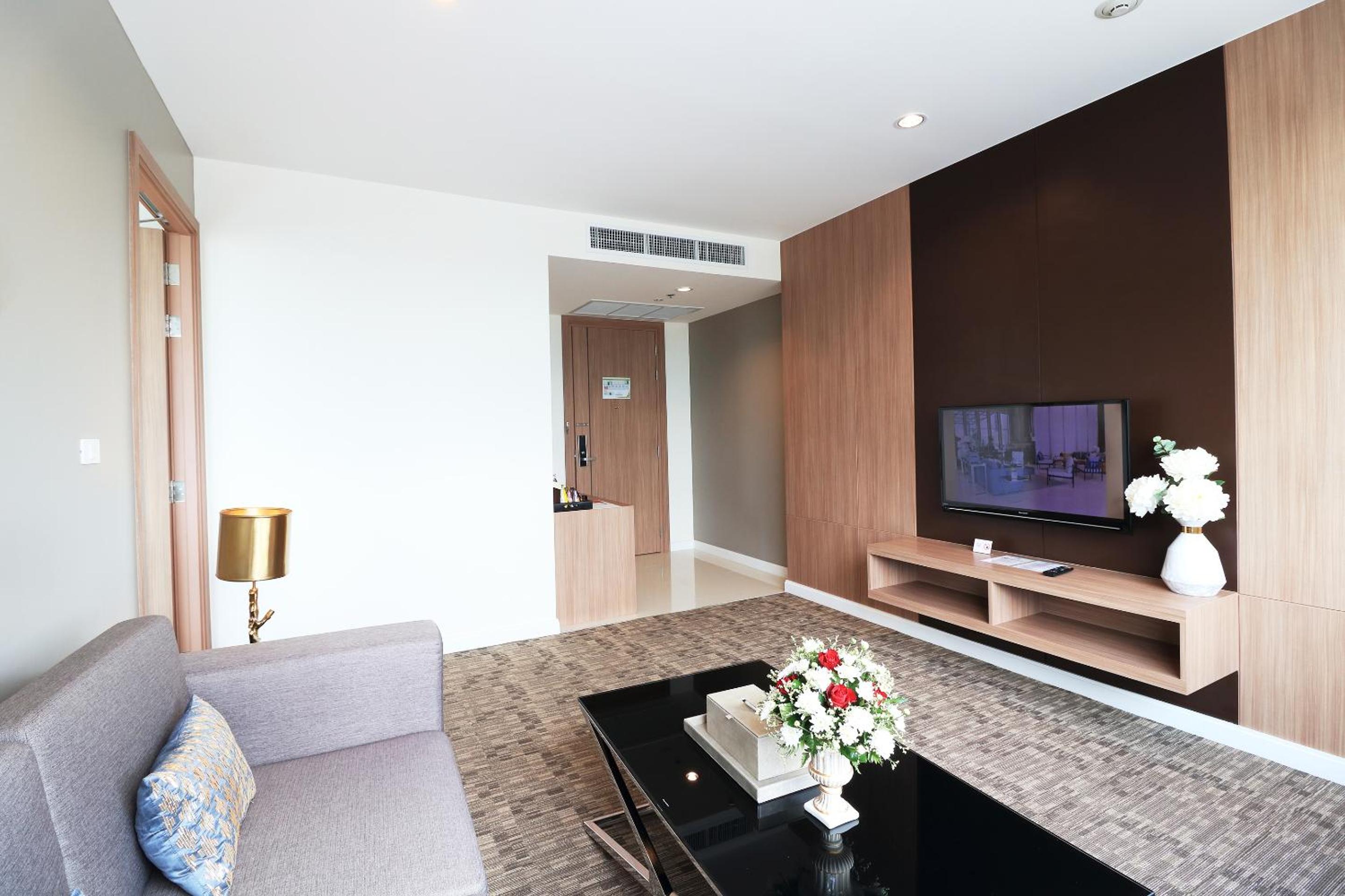 Executive Suite - Photo 18