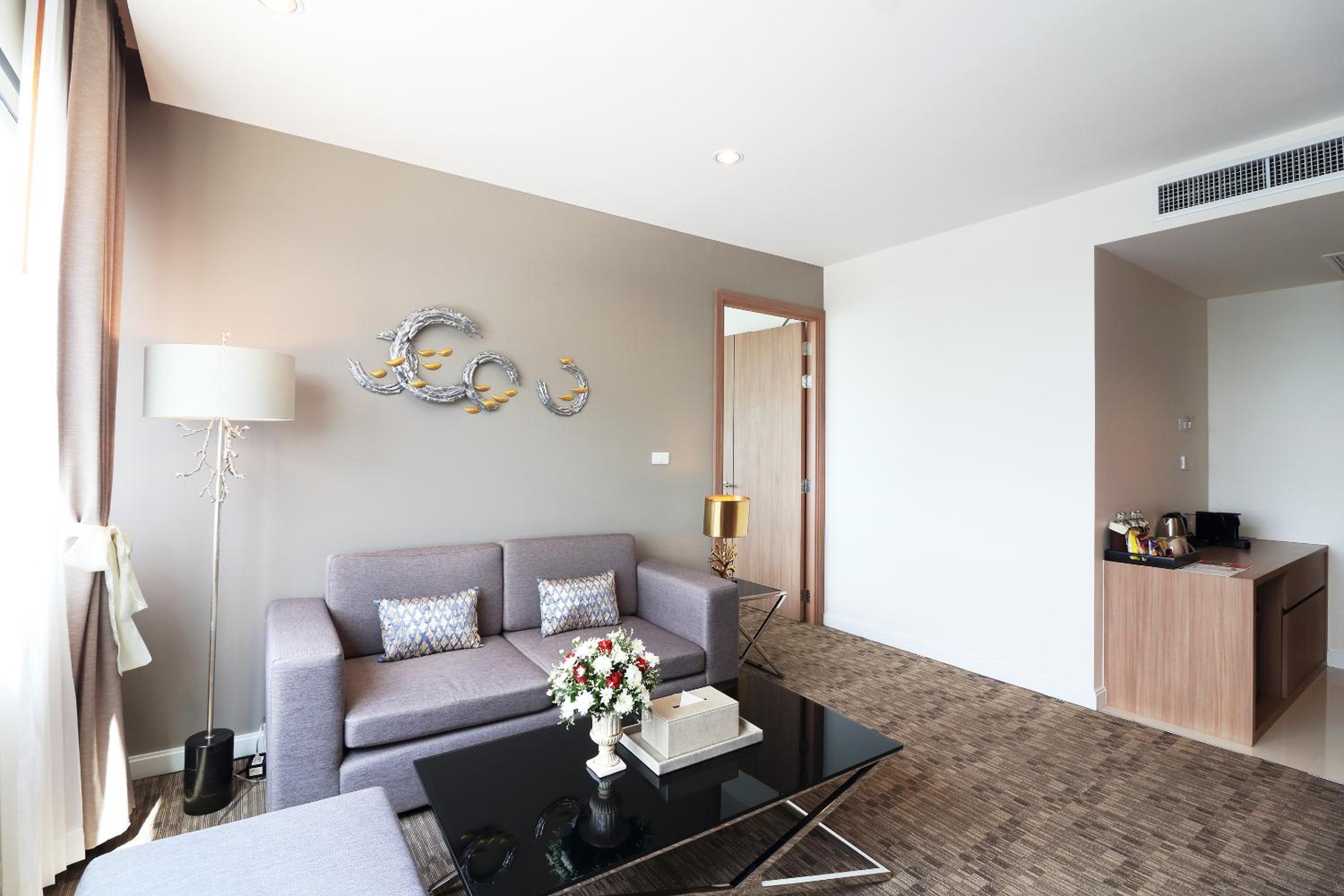 Executive Suite - Photo 16