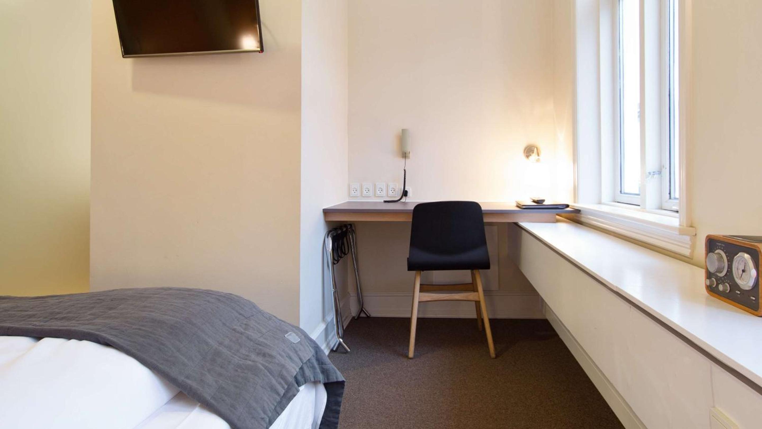 Standard Double Room - Non-Smoking - Photo 2