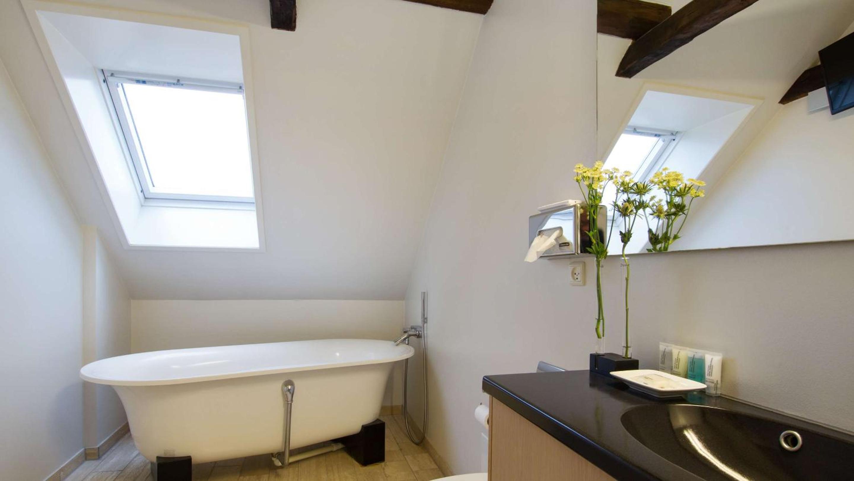 Junior King Suite - Non-Smoking - Photo 2