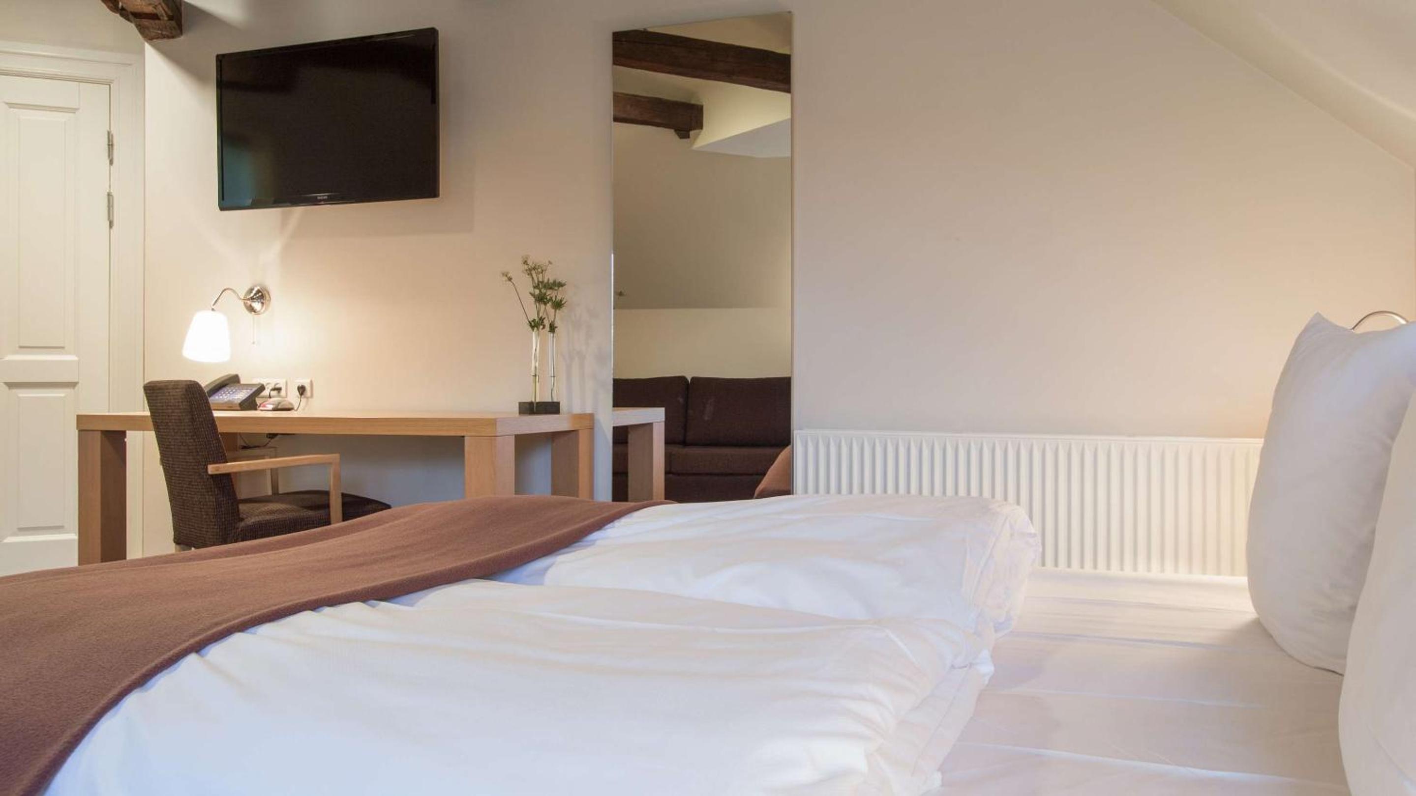 Junior King Suite - Non-Smoking - Photo 9