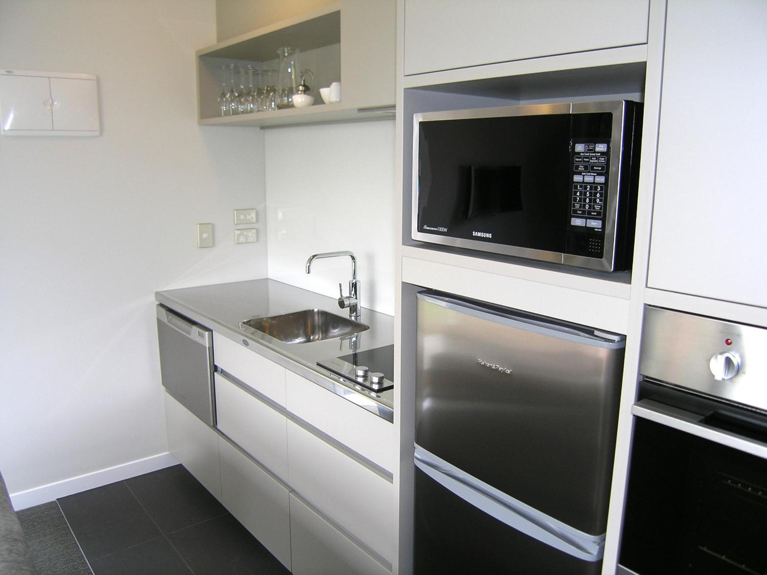 Executive One-Bedroom Apartment - Photo 3