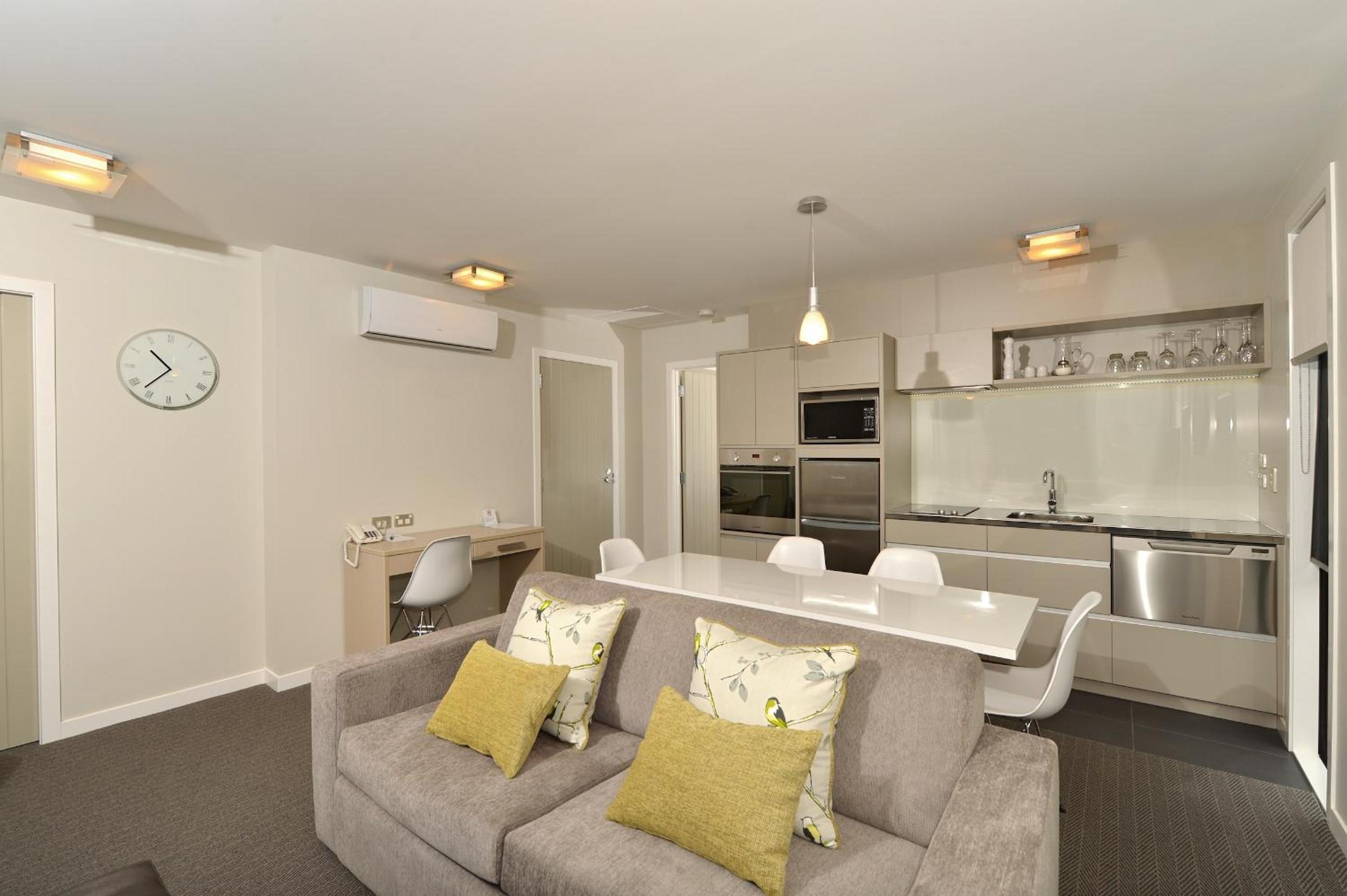 Premium One-Bedroom Apartment - Photo 2