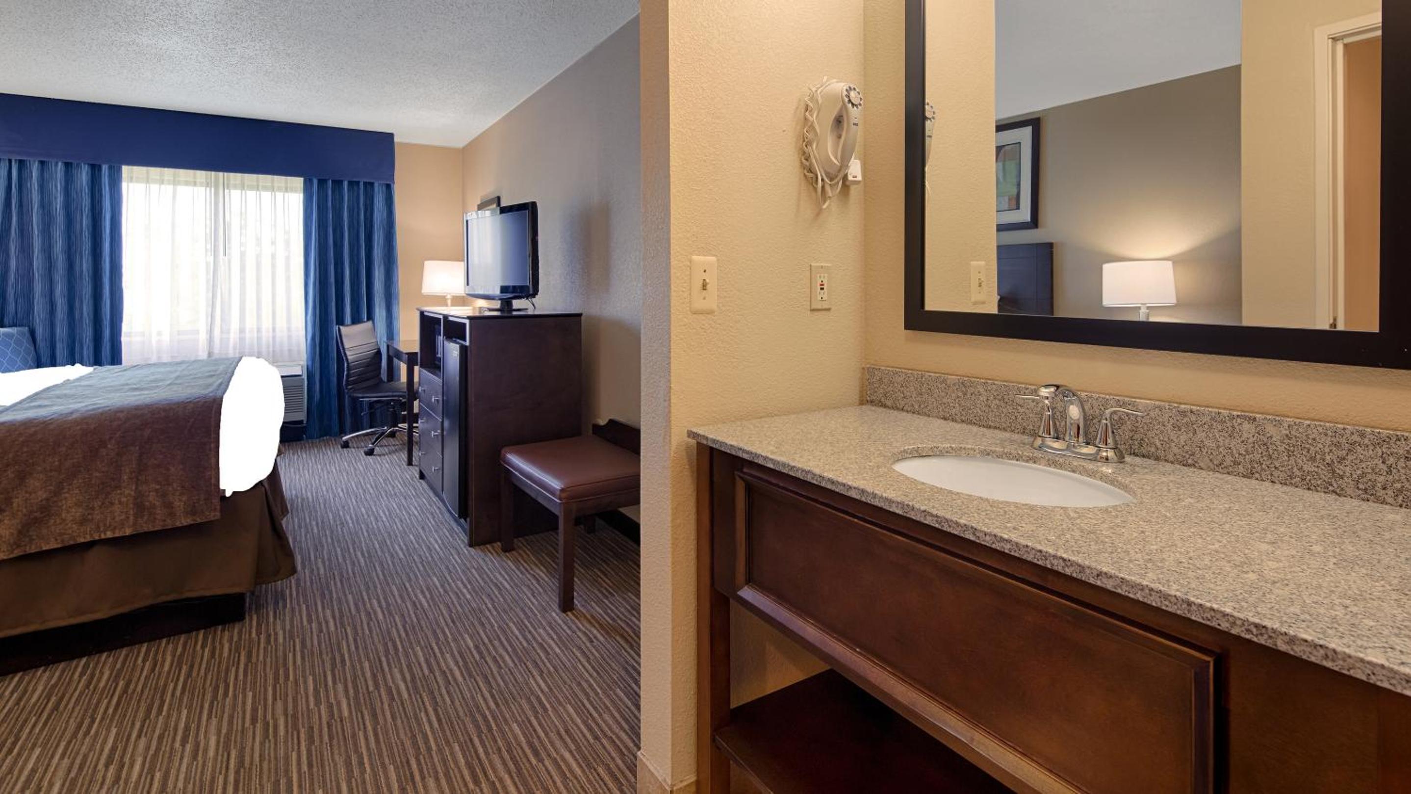 King Room - Non-Smoking - Photo 4