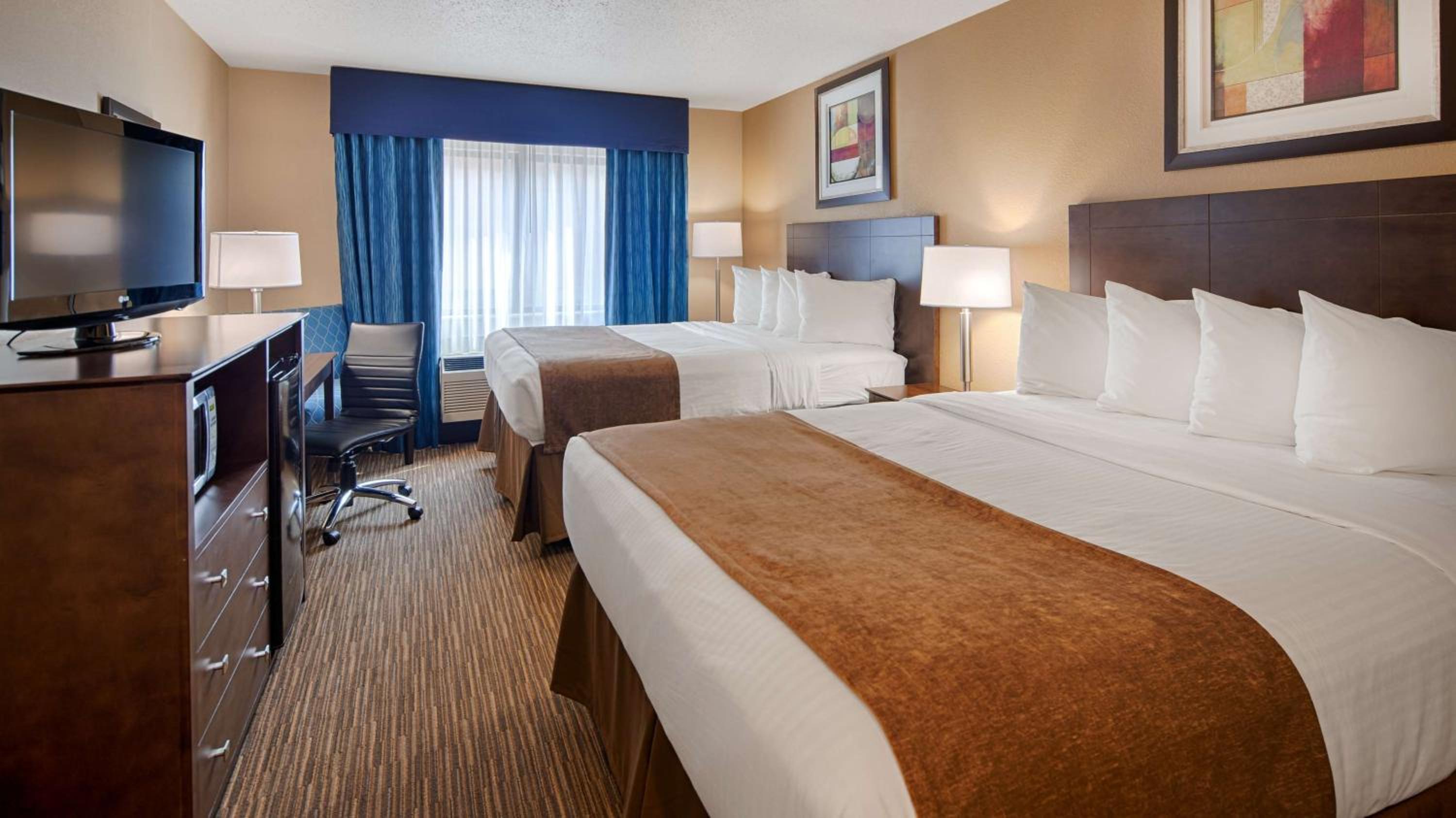 Queen Room with Two Queen Beds - River View - Photo 1