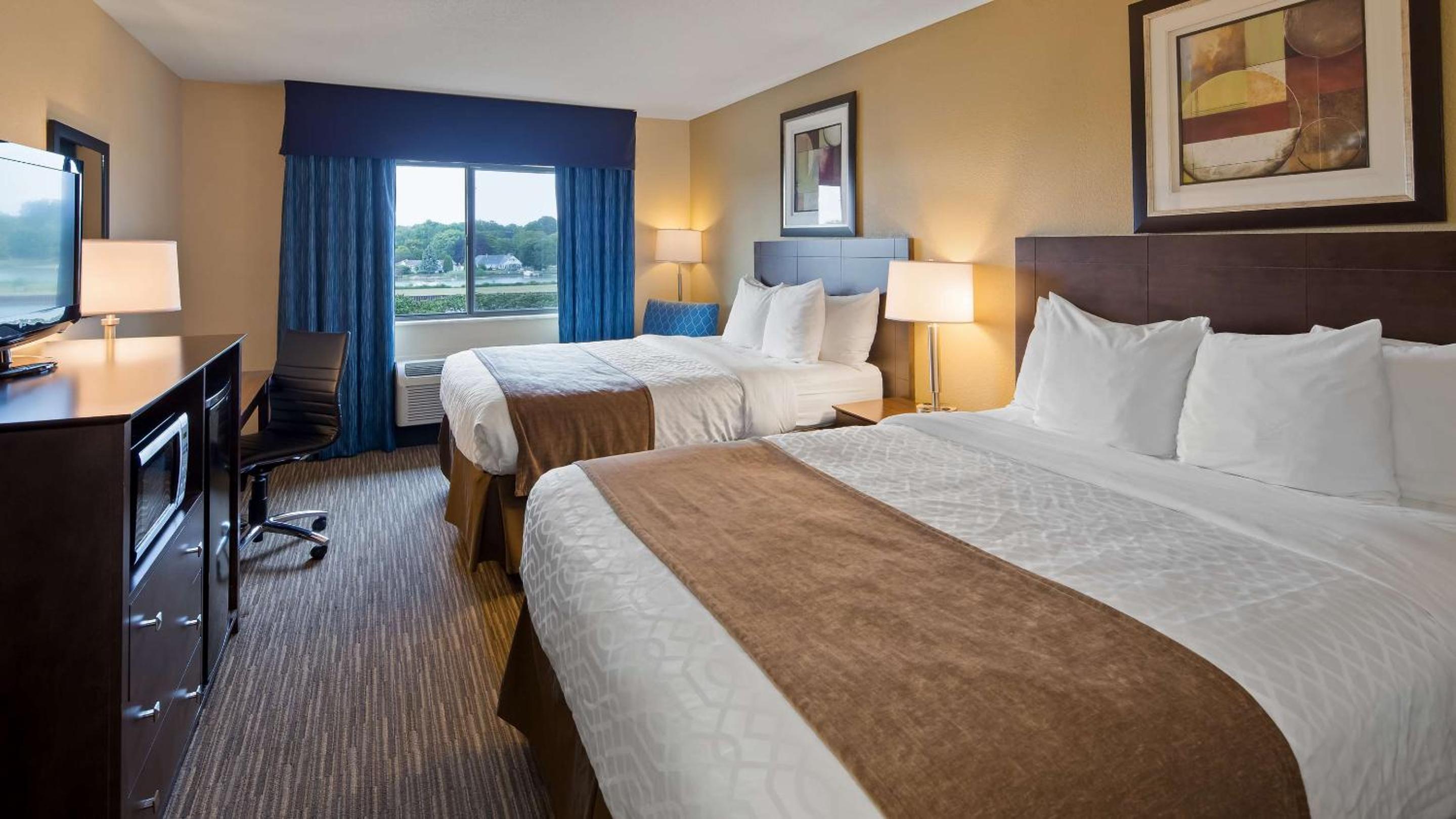 Queen Room with Two Queen Beds - River View - Photo 7