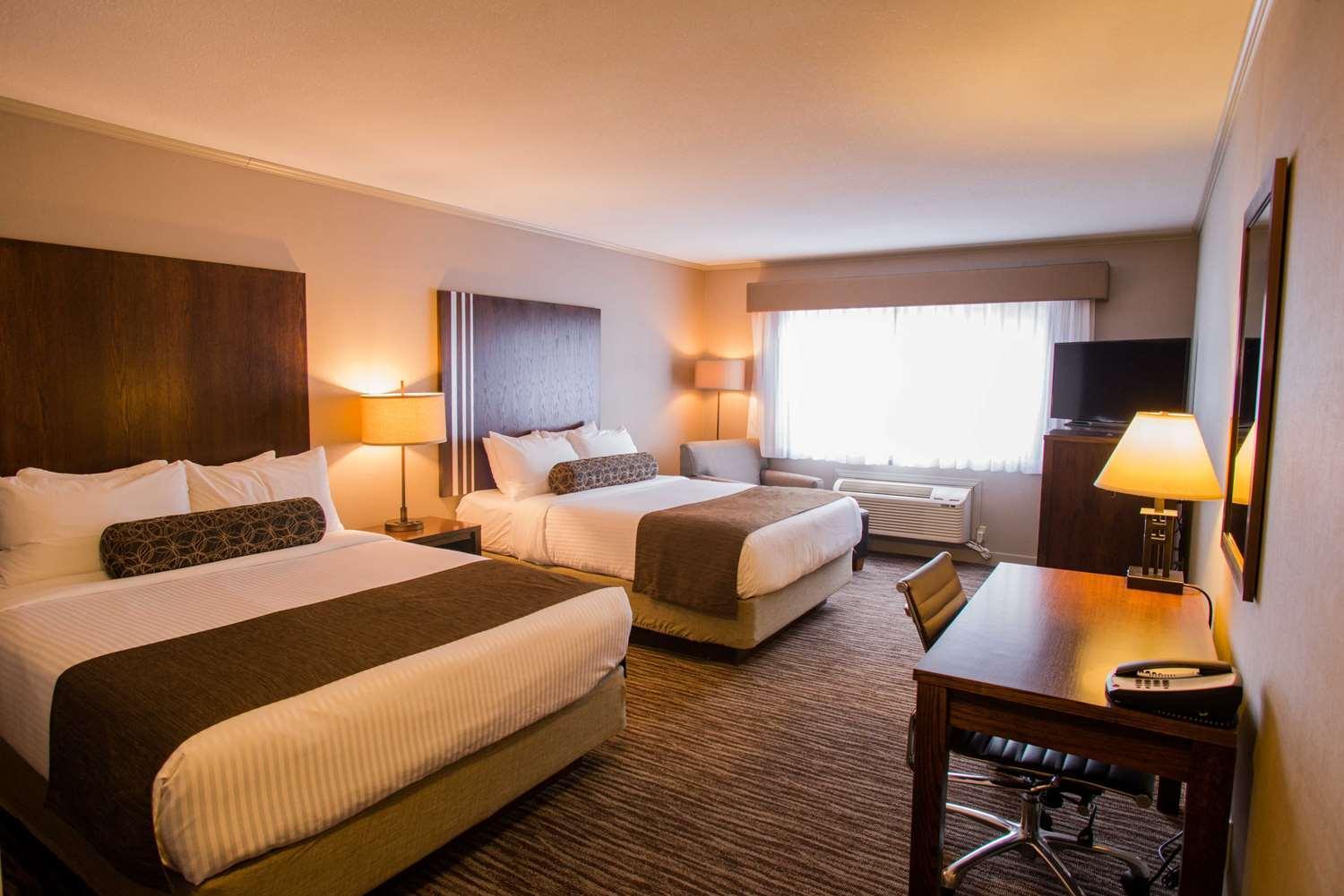 Queen Room with Two Queen Beds - Non-Smoking photo 3
