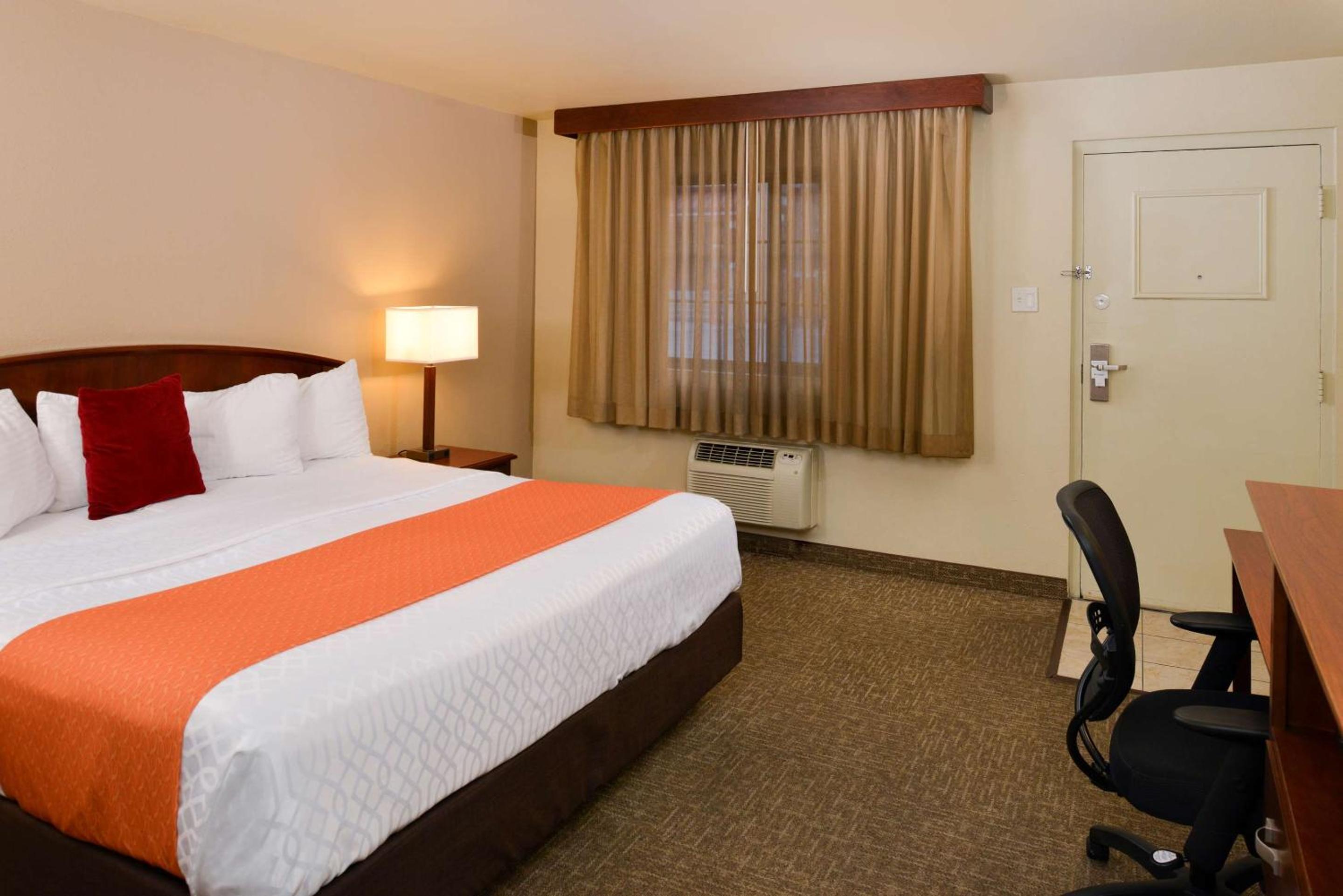 King Room - Exterior Access/Non-Smoking - Photo 2