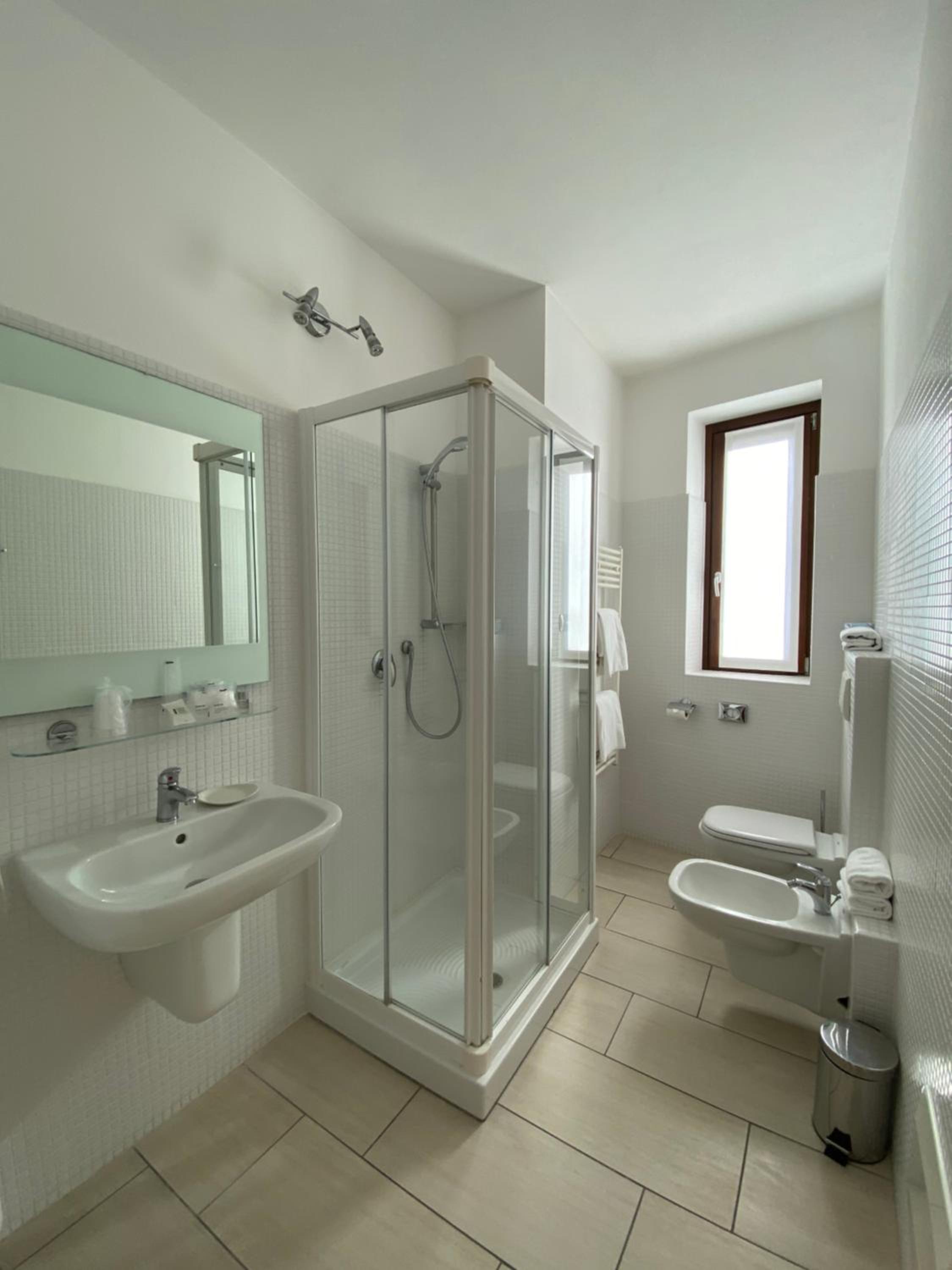 Deluxe Double or Twin Room - Photo 11