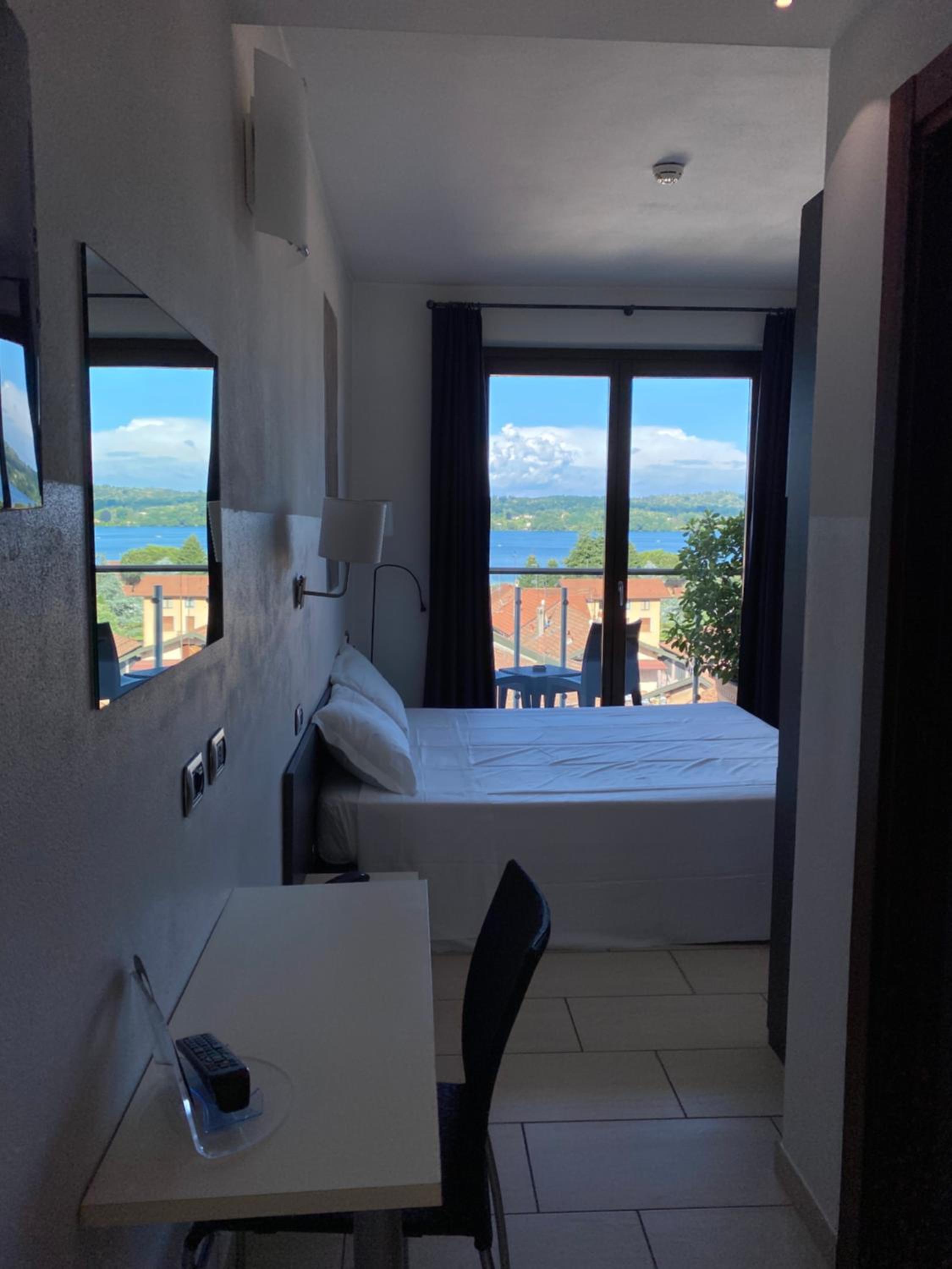 Double or Twin Room with Lake View - Photo 5