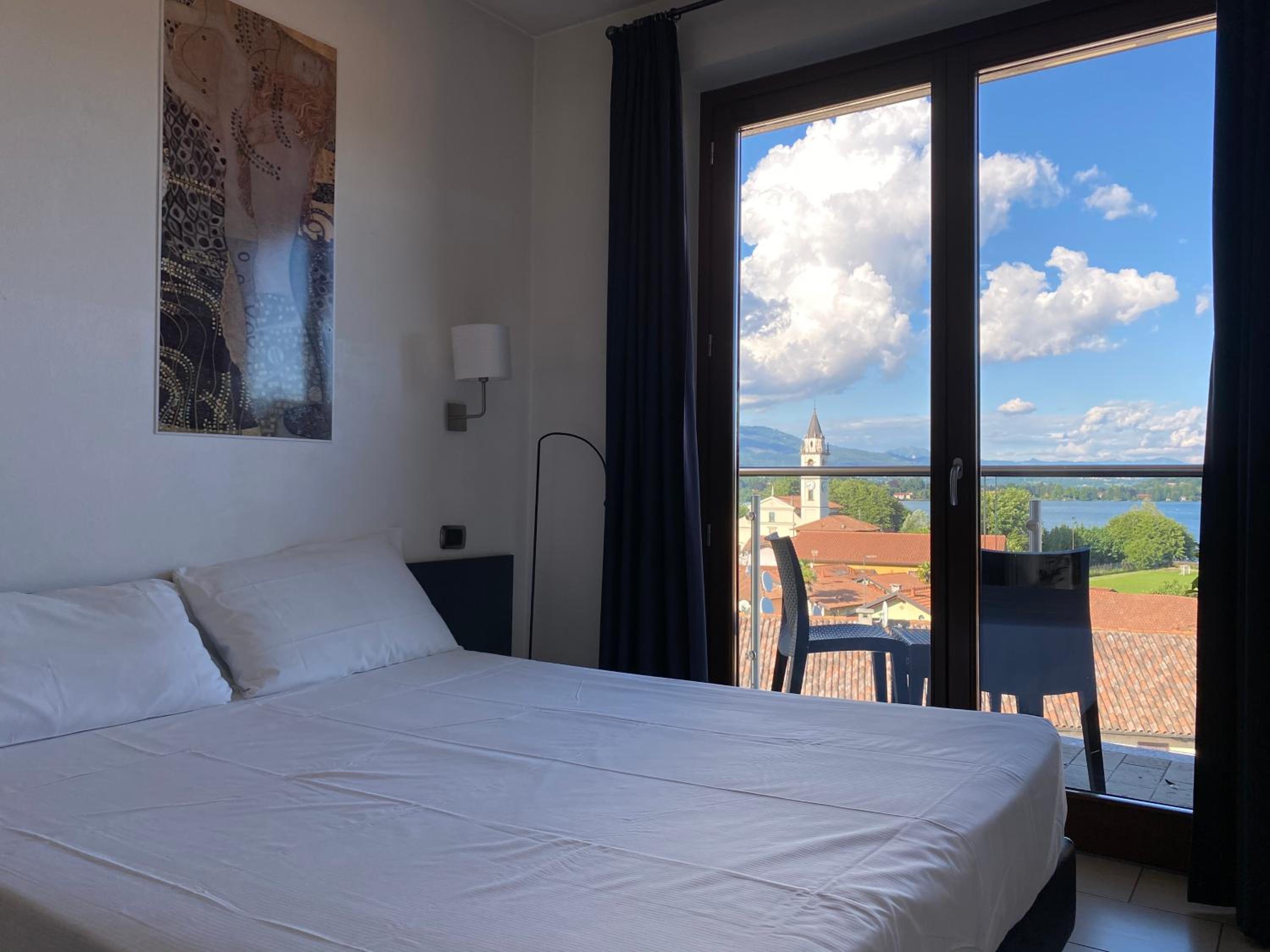 Double or Twin Room with Lake View - Photo 6