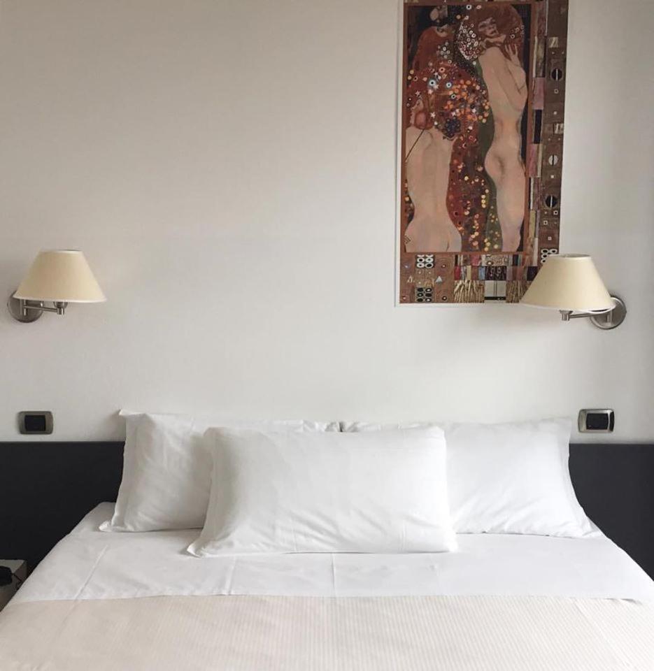 Double or Twin Room with Lake View - Photo 1
