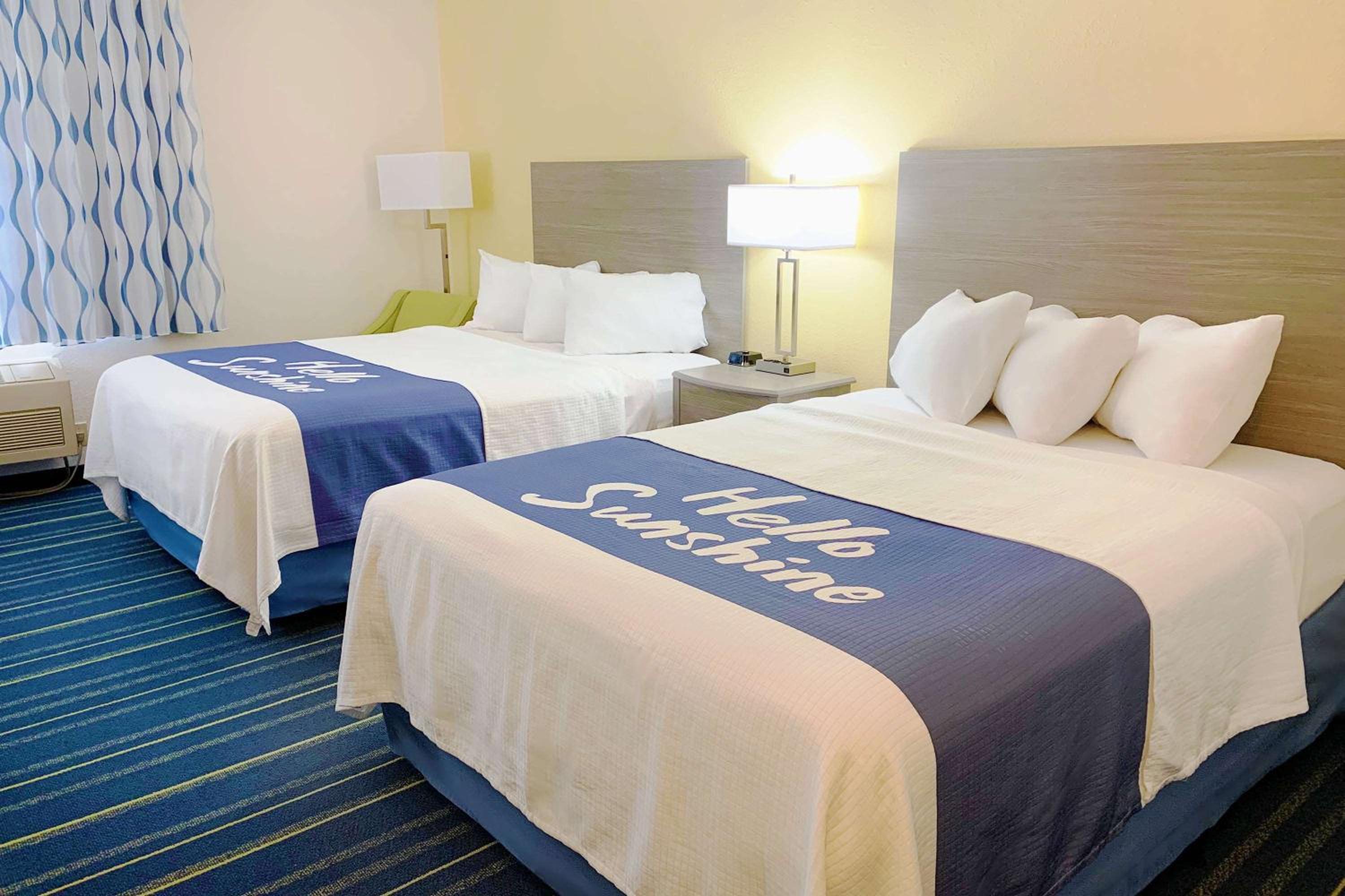Queen Room with Two Queen Beds - Non-Smoking - Photo 4