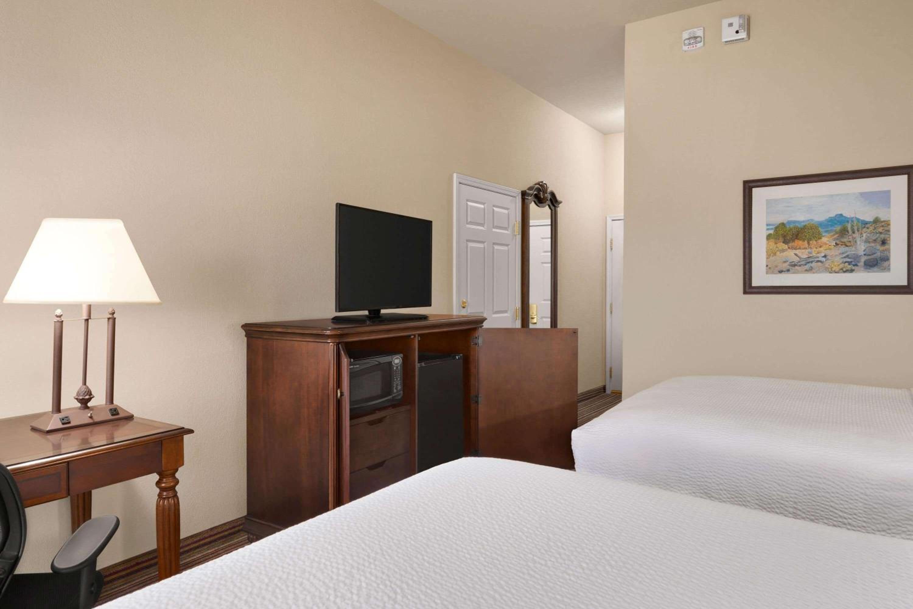 Queen Room with Two Queen Beds photo 1