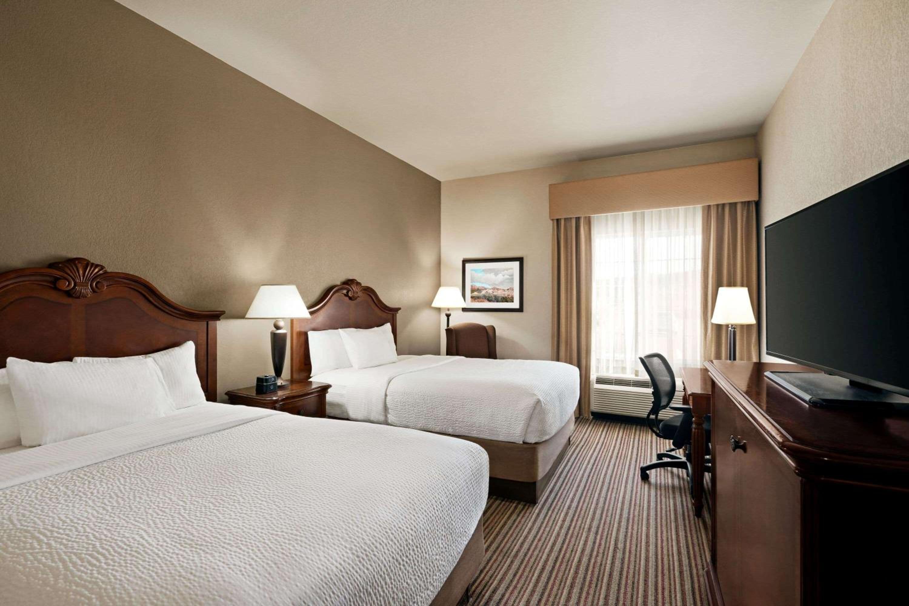 Queen Room with Two Queen Beds - Mobility Access photo 3