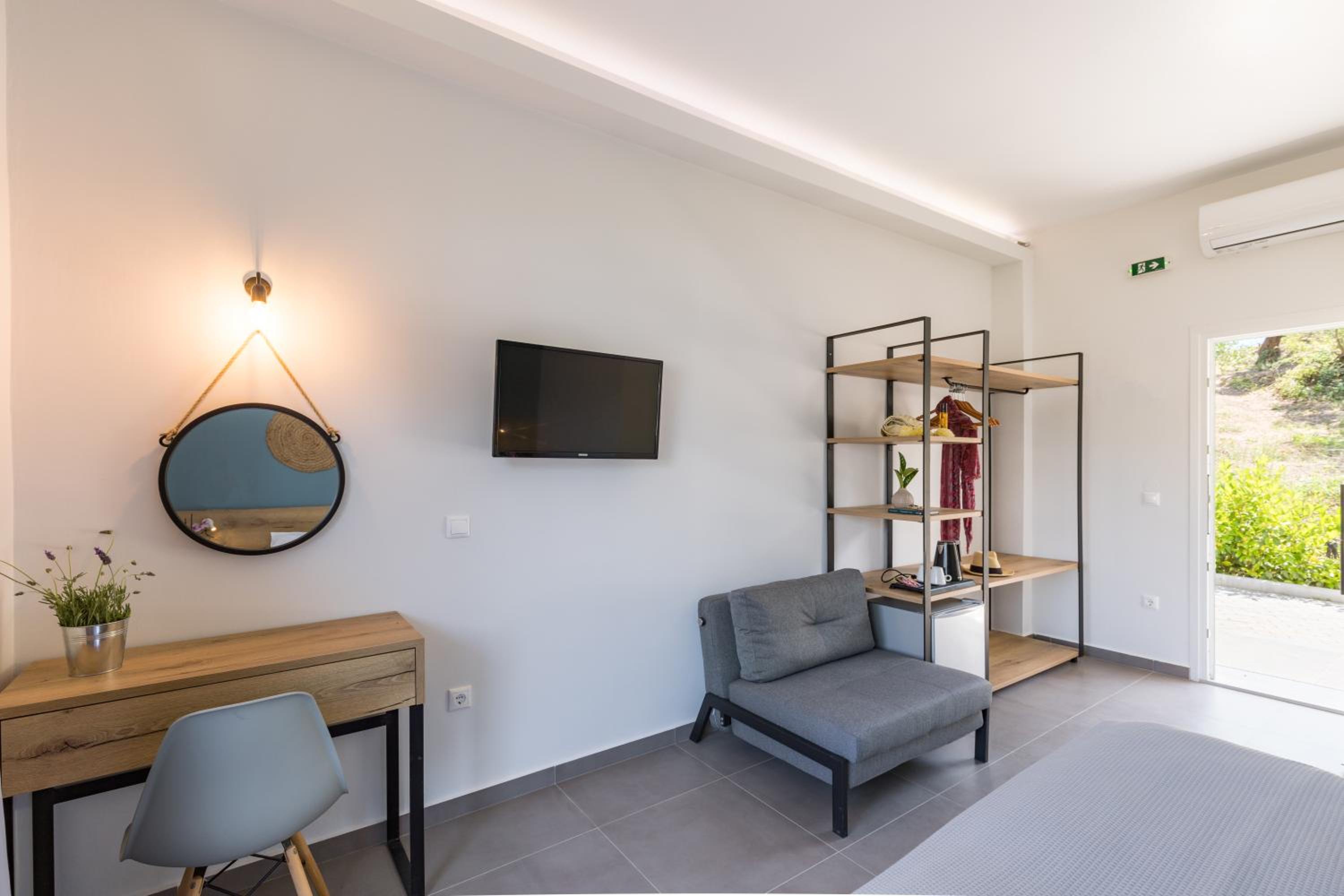 Deluxe Double or Twin Room with Pool View photo 1