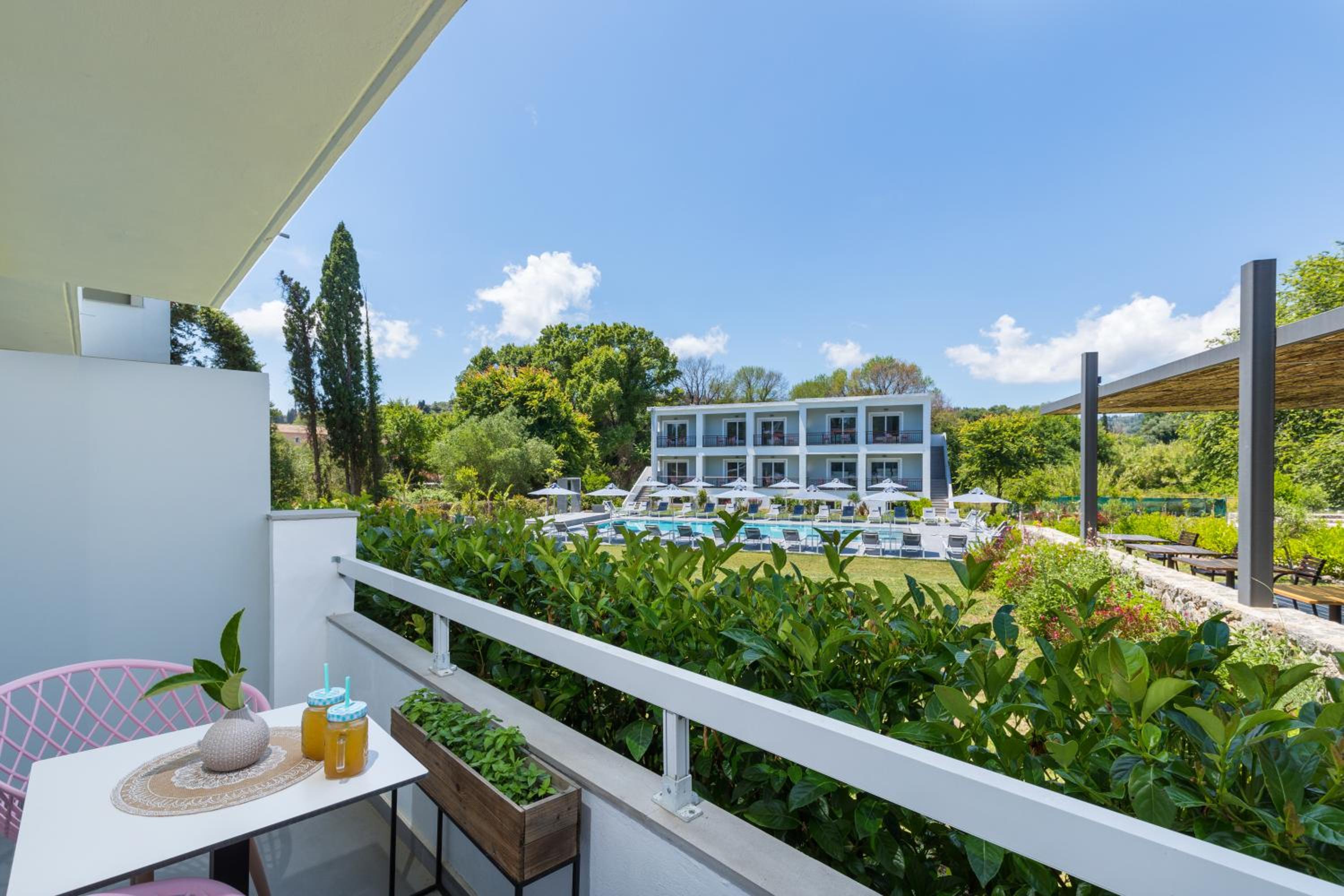 Deluxe Double or Twin Room with Pool View photo 2