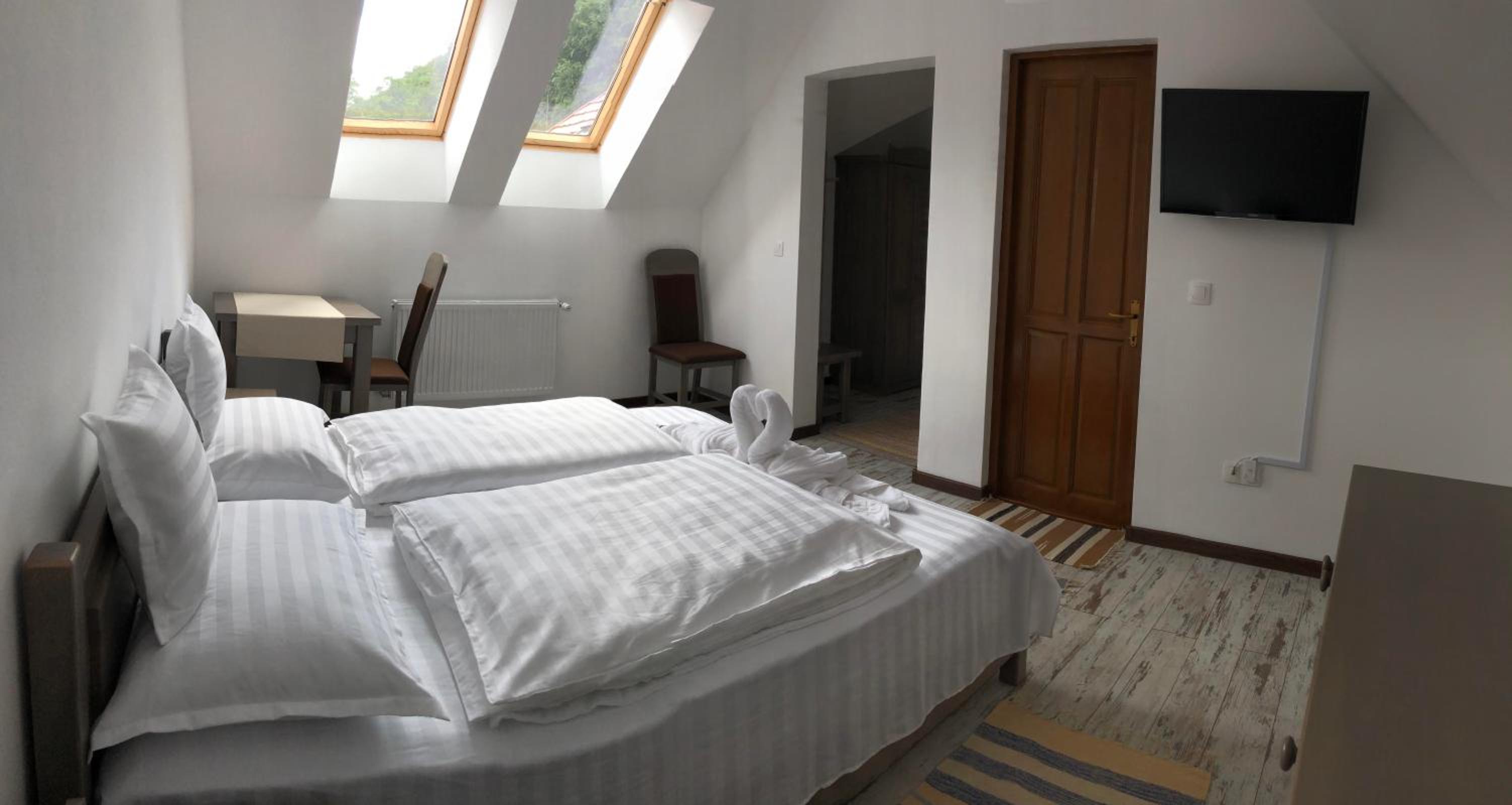 Double Room with Private Bathroom - Photo 11