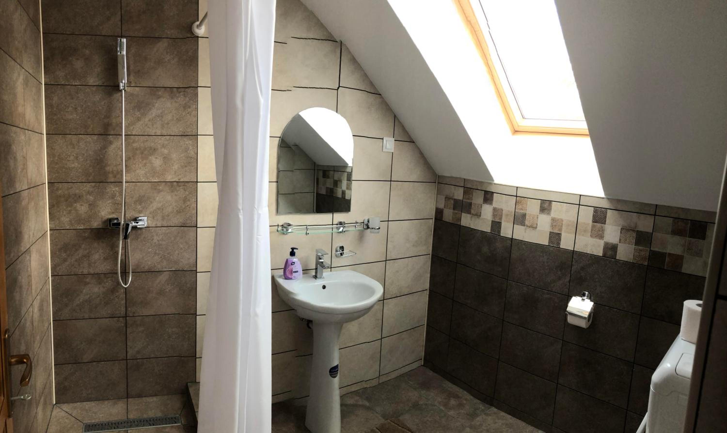Double Room with Private Bathroom - Photo 13