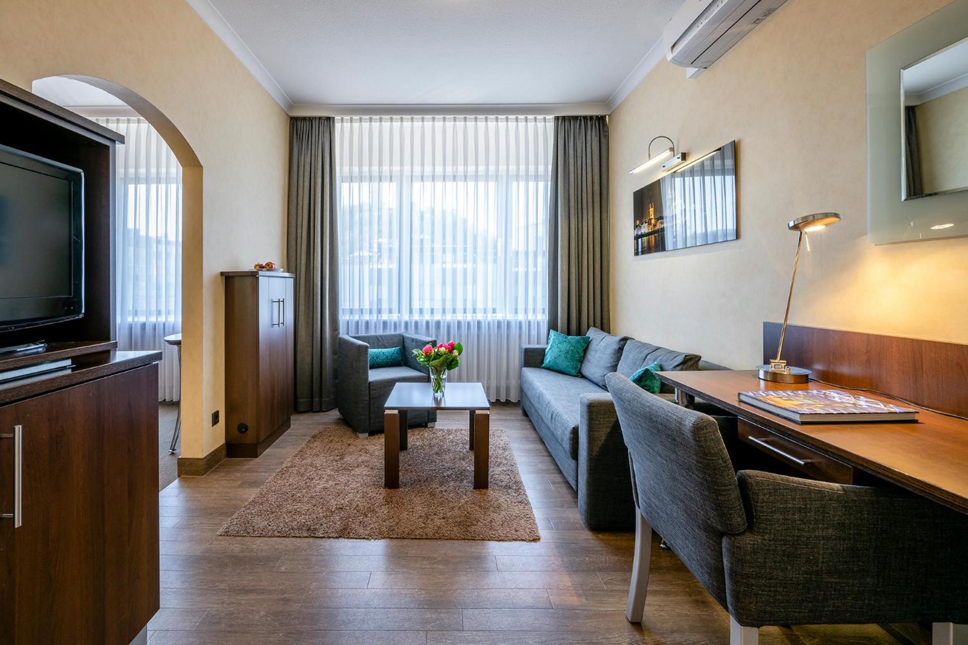 Suite - Photo 1