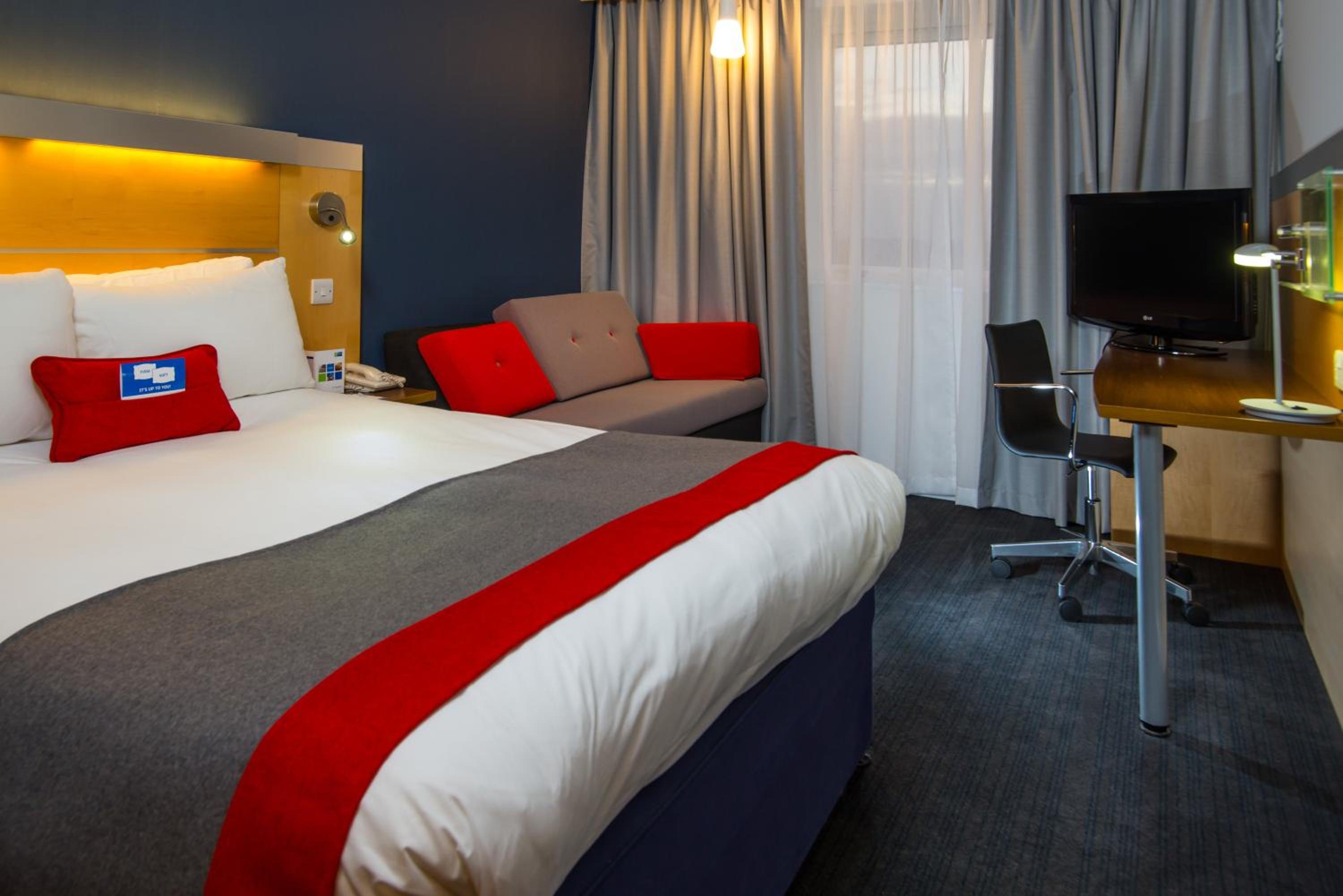 Standard Double Room with Sofa Bed and Free Hot Breakfast - Photo 3