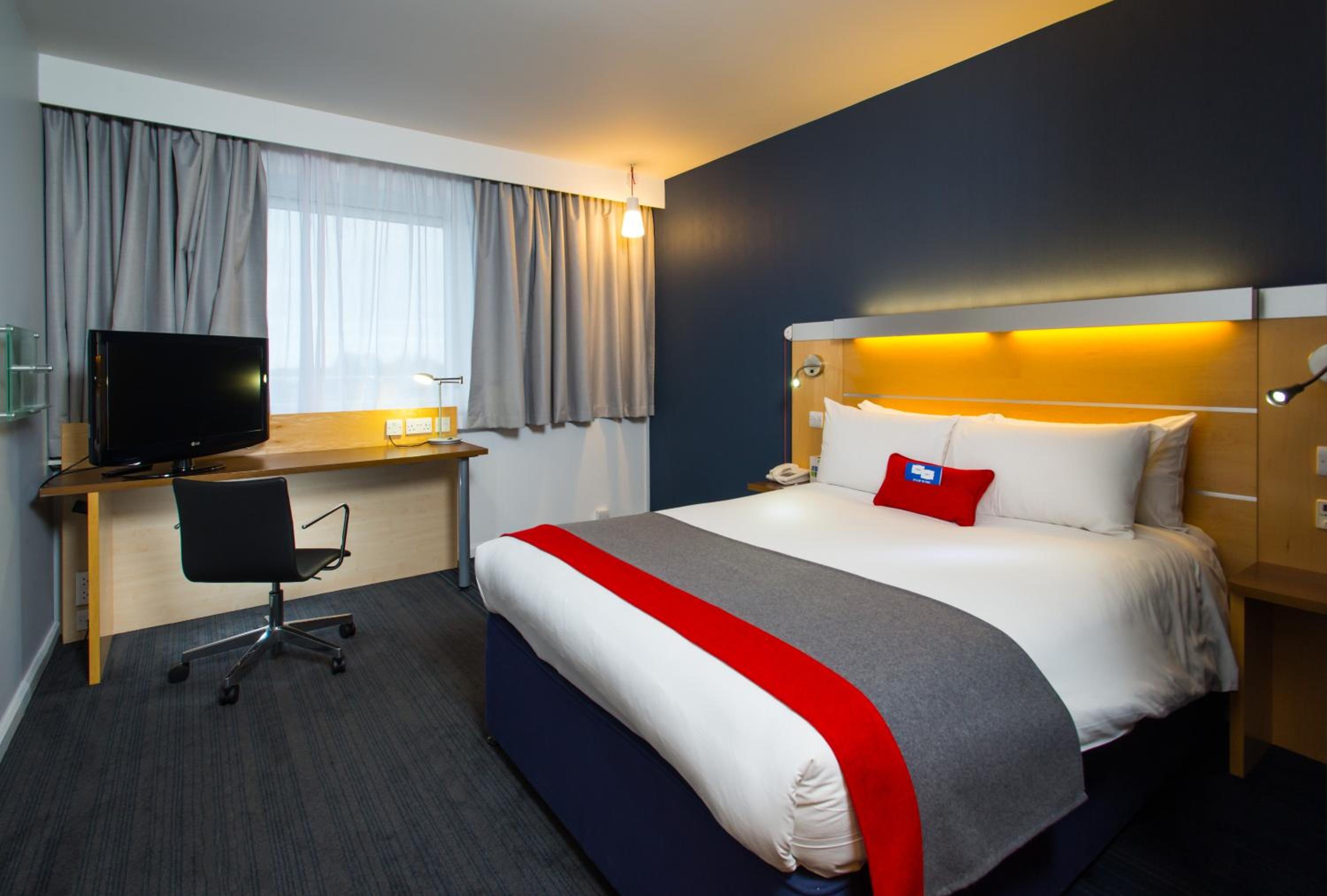 Double Room with Free Hot Breakfast - Accessible photo 2