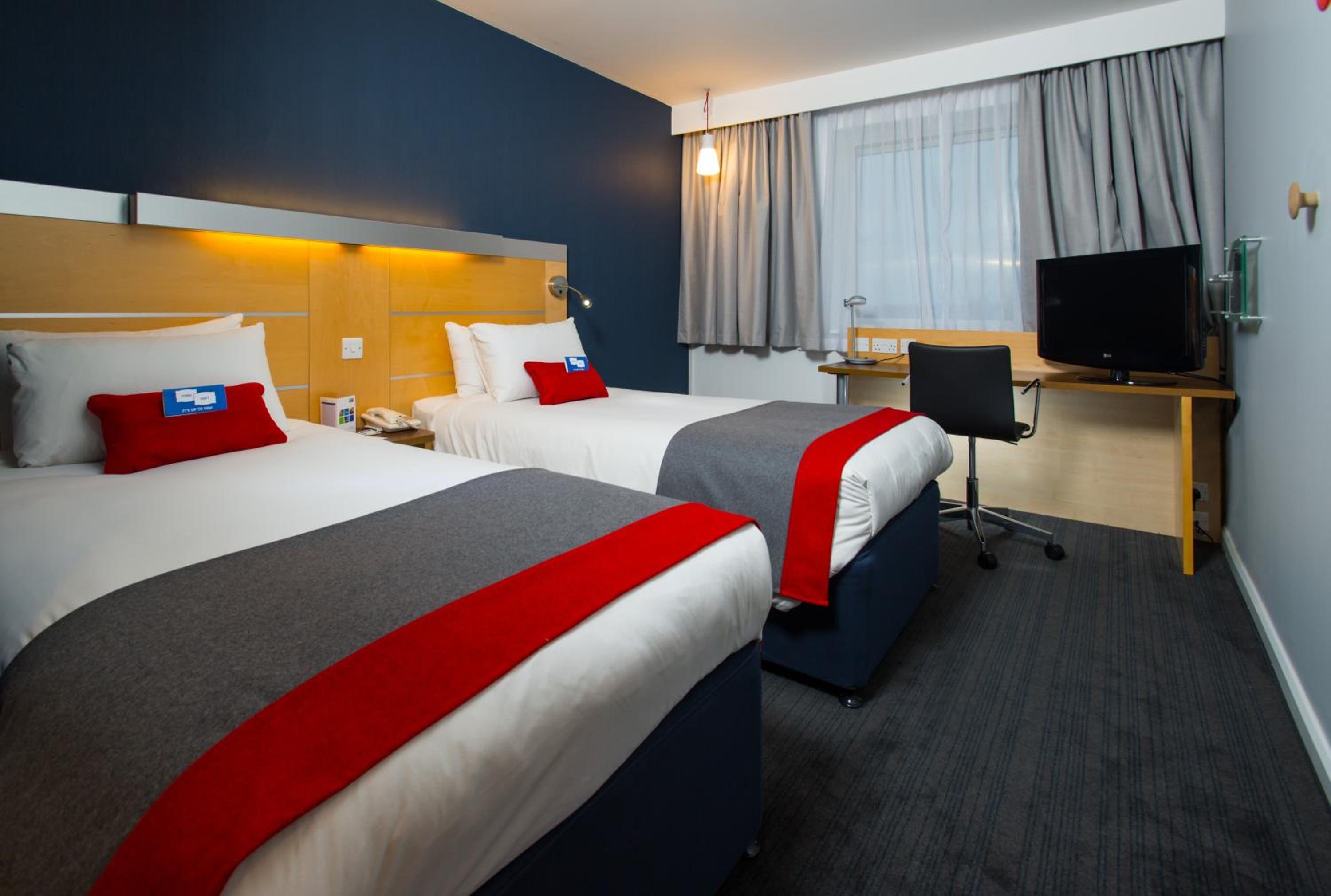Standard Twin Room with Free Hot Breakfast - Photo 1