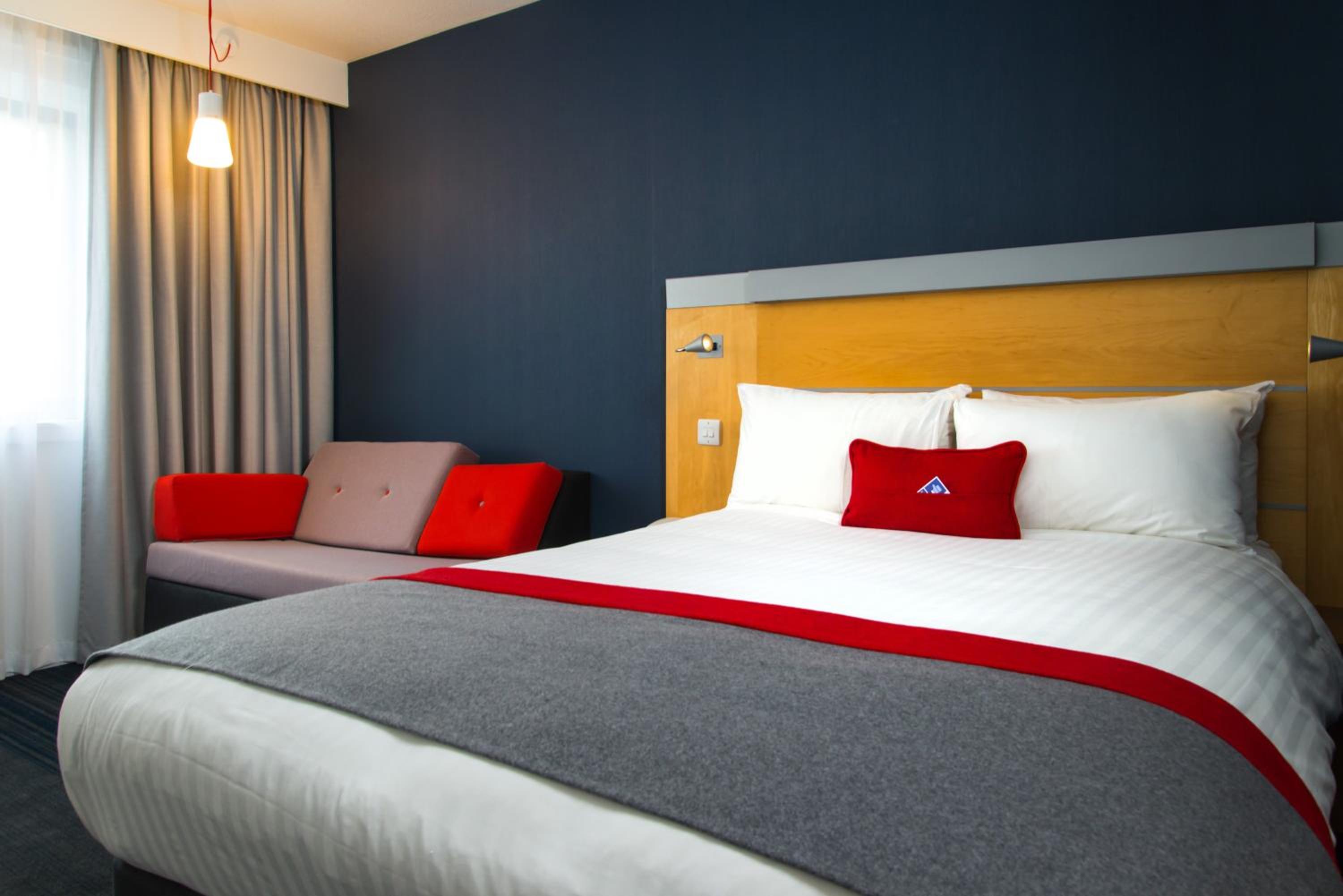 Standard Double Room with Sofa Bed and Free Hot Breakfast - Photo 1