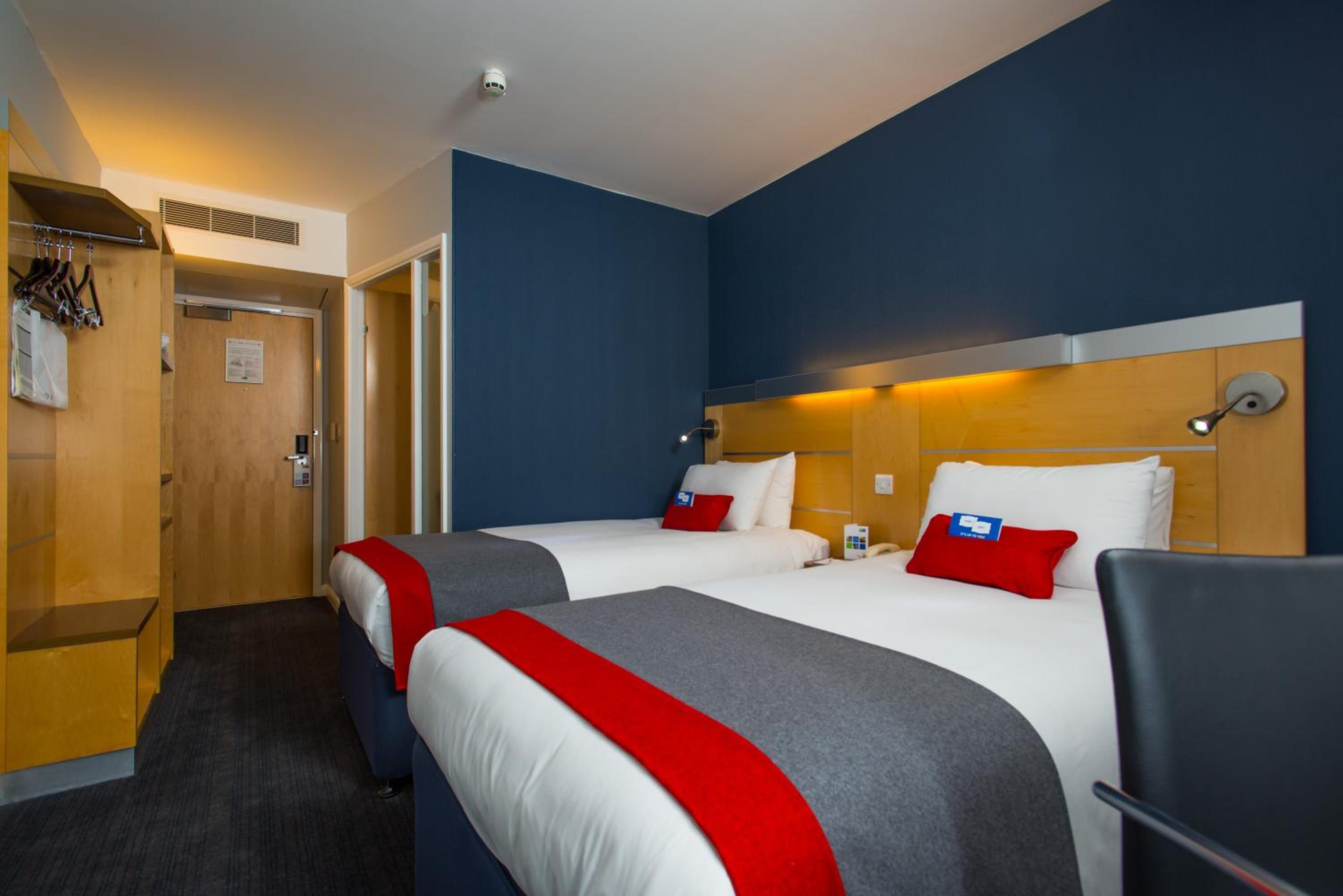 Standard Twin Room with Free Hot Breakfast - Photo 2
