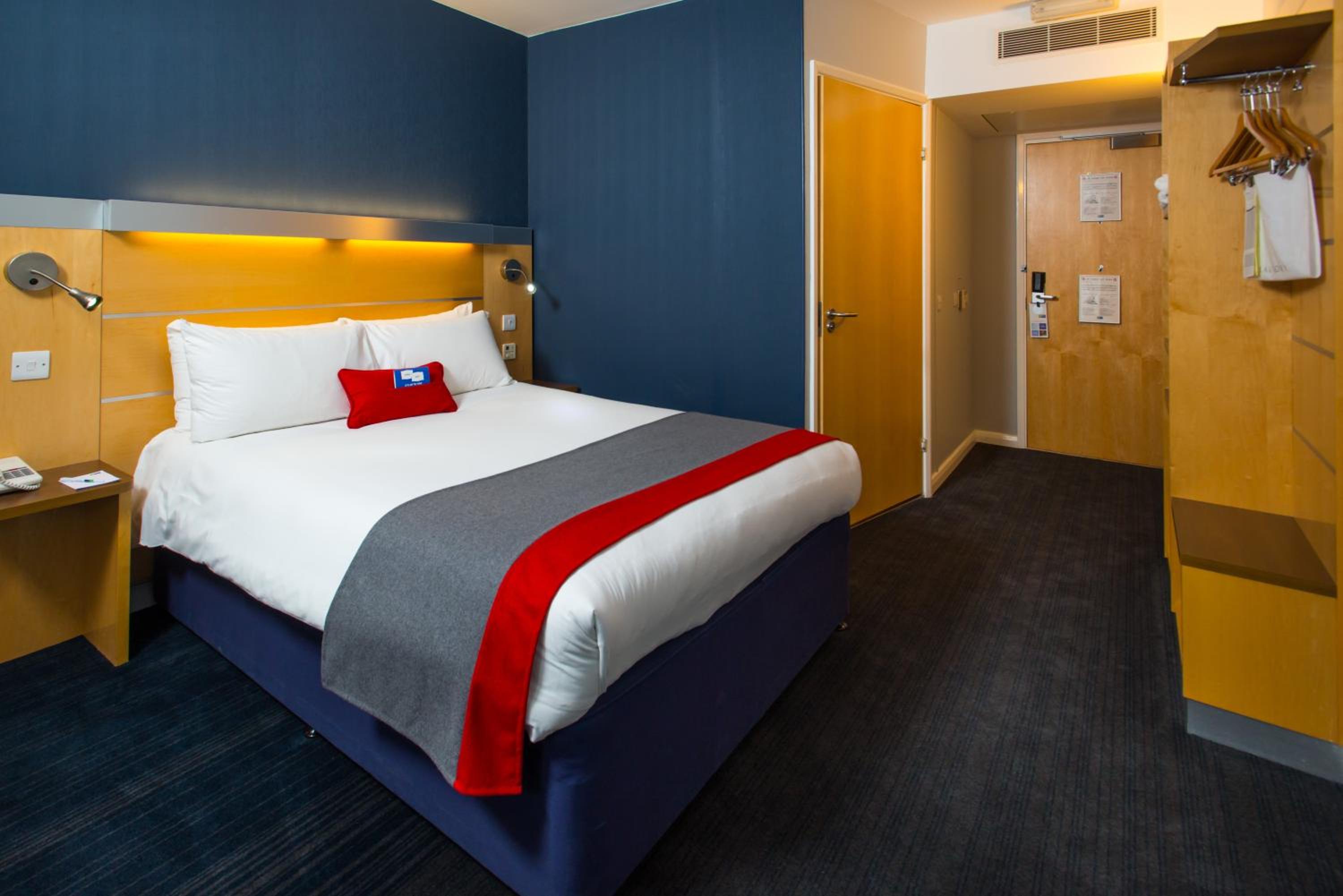 Double Room with Free Hot Breakfast - Accessible photo 1
