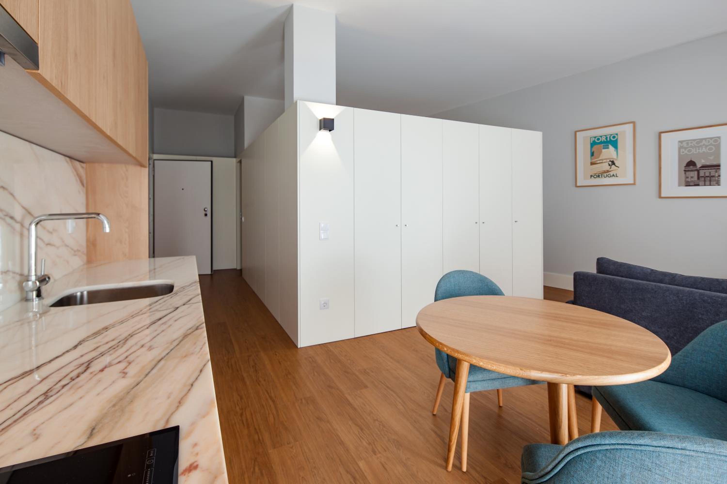 Apartment with Balcony - Photo 5