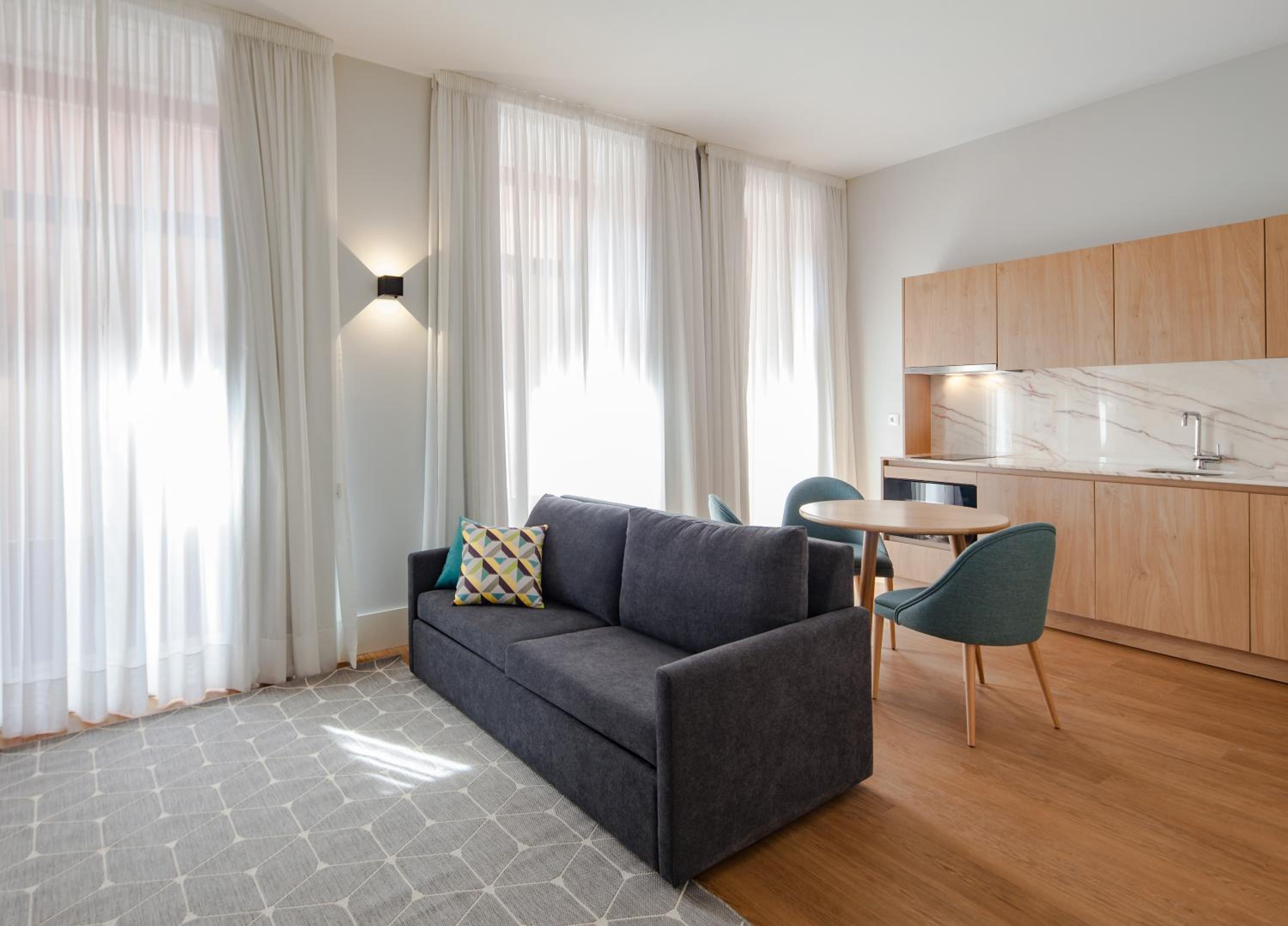 Apartment with Balcony - Photo 7