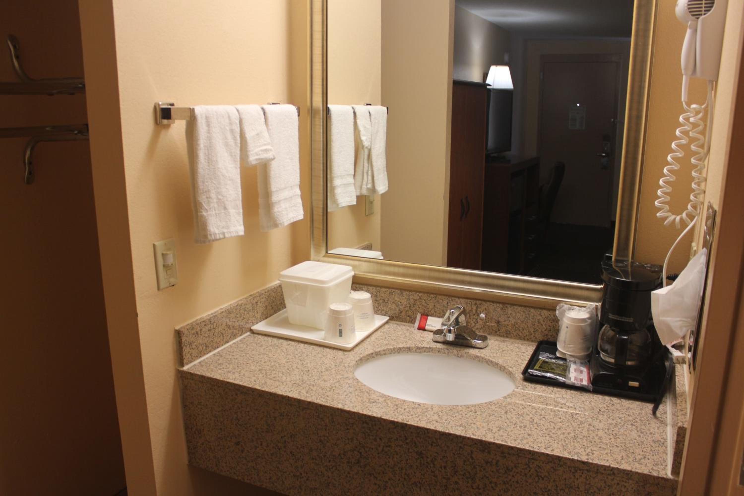 Double Room with Two Double Beds - Smoking - Photo 2