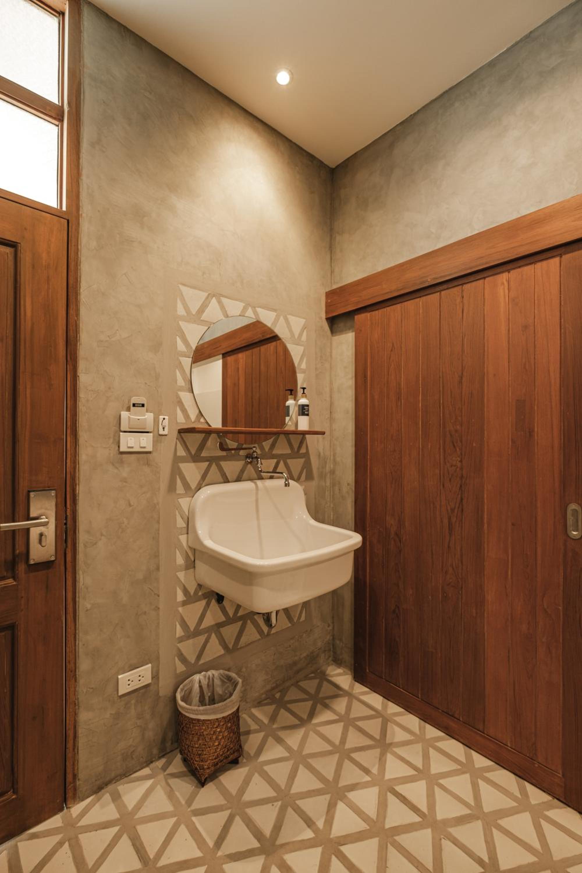 Standard Queen Room - Photo 6