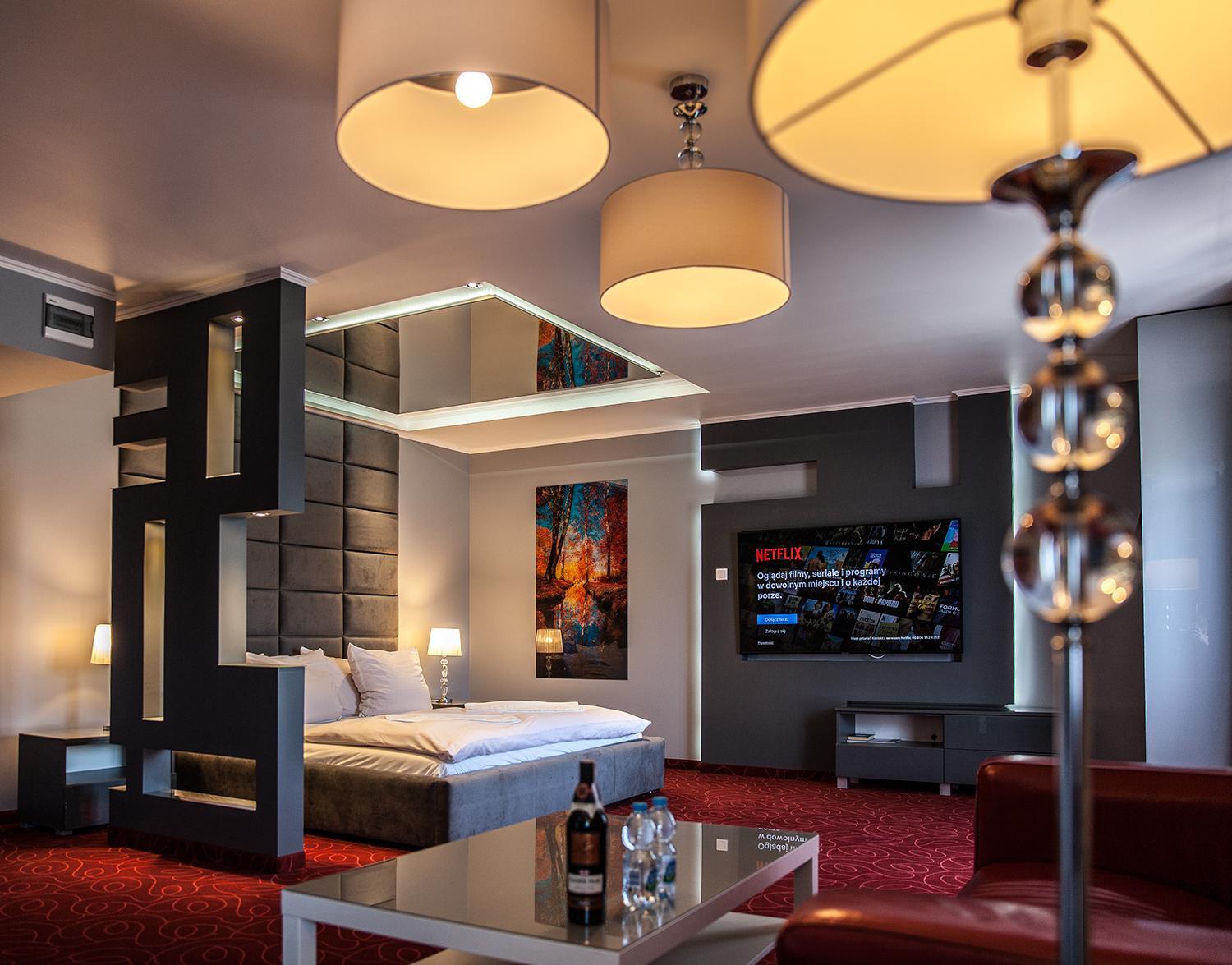 Suite with Hot Tub photo 1