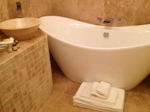 Superior King Room - Photo 5