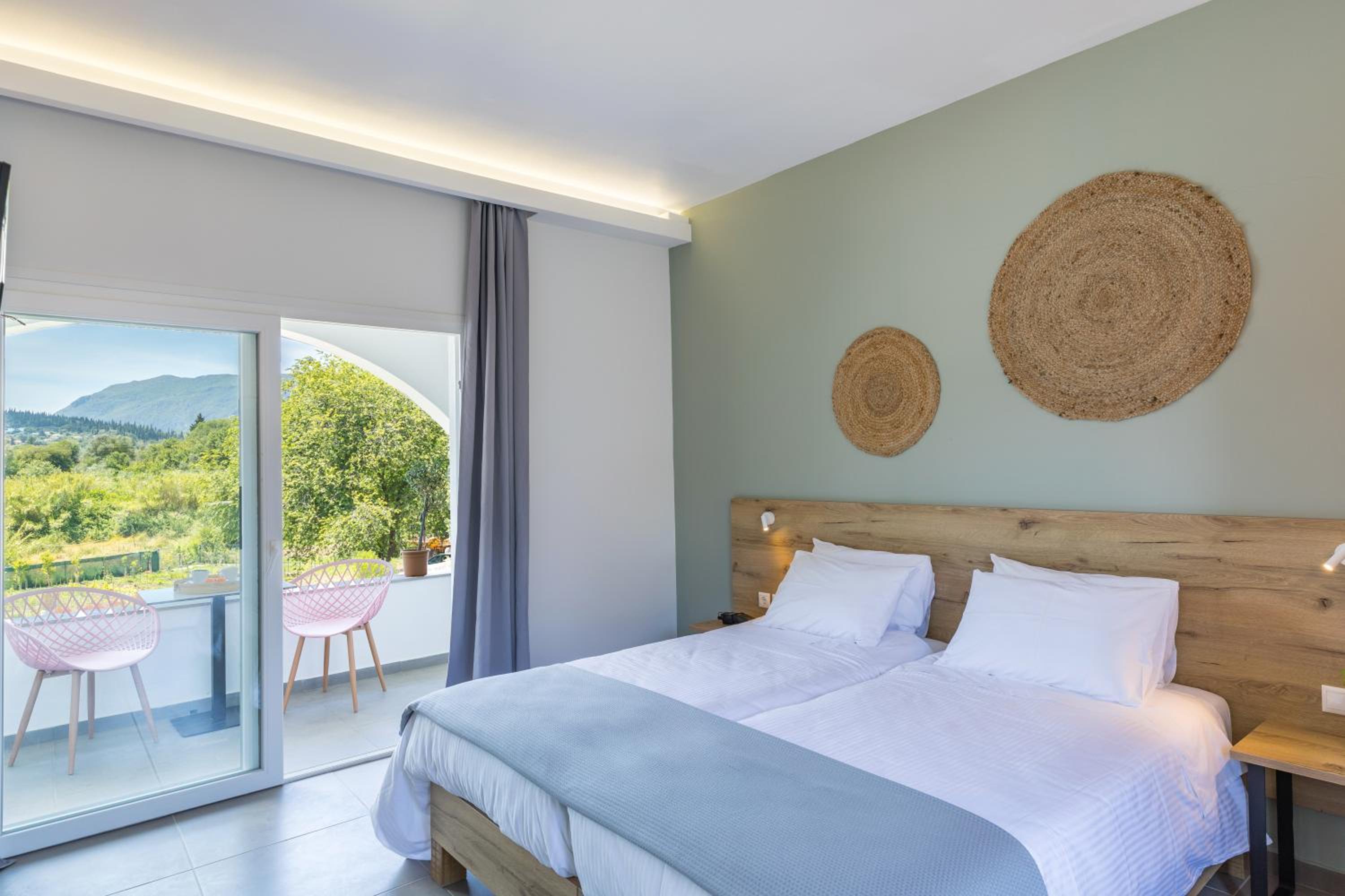 Deluxe Double or Twin Room with Pool View photo 3