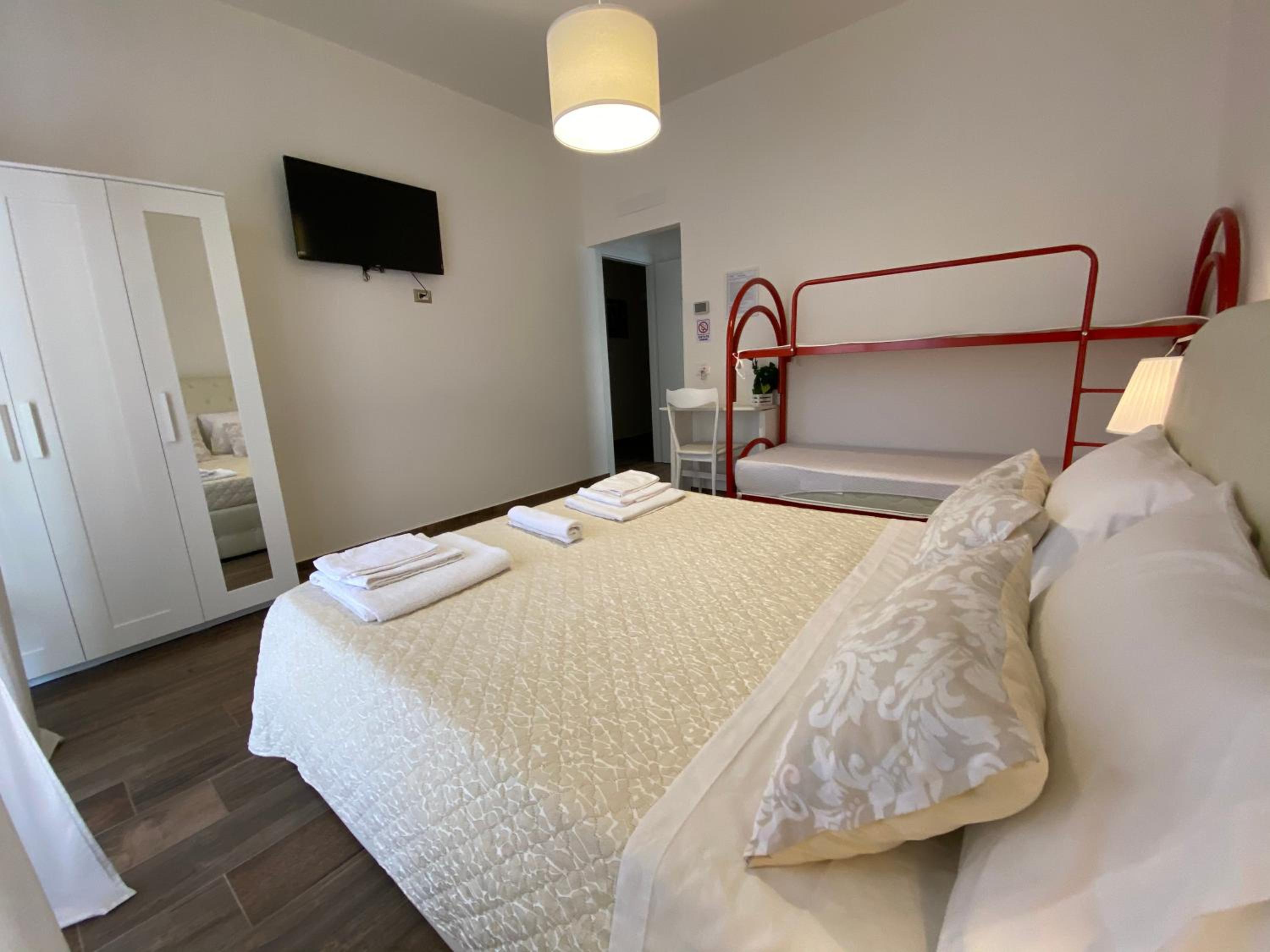 Quadruple Room with Private Bathroom photo 2