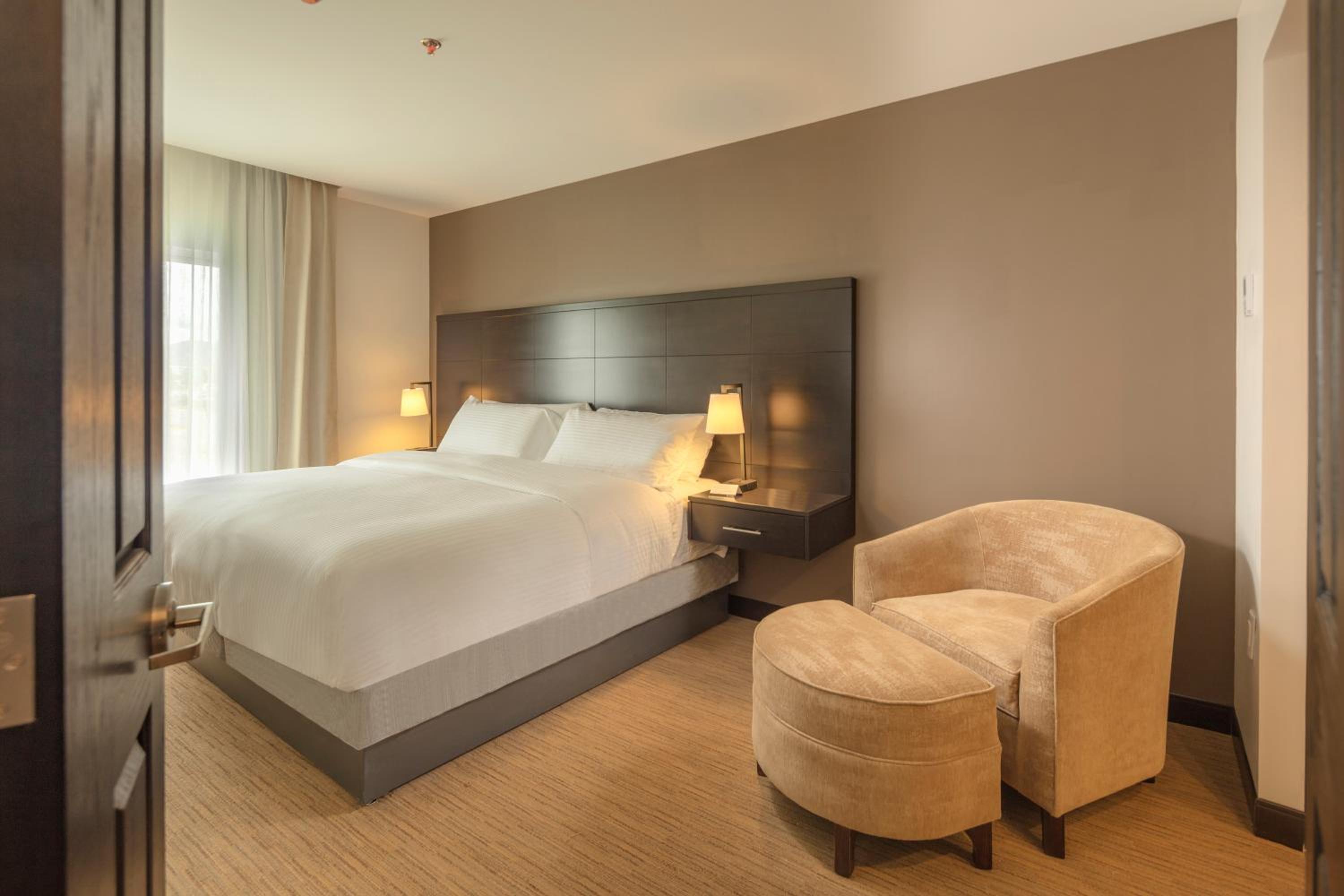 Two-Bedroom Suite with One Queen and Two Double Beds - Non-Smoking photo 2